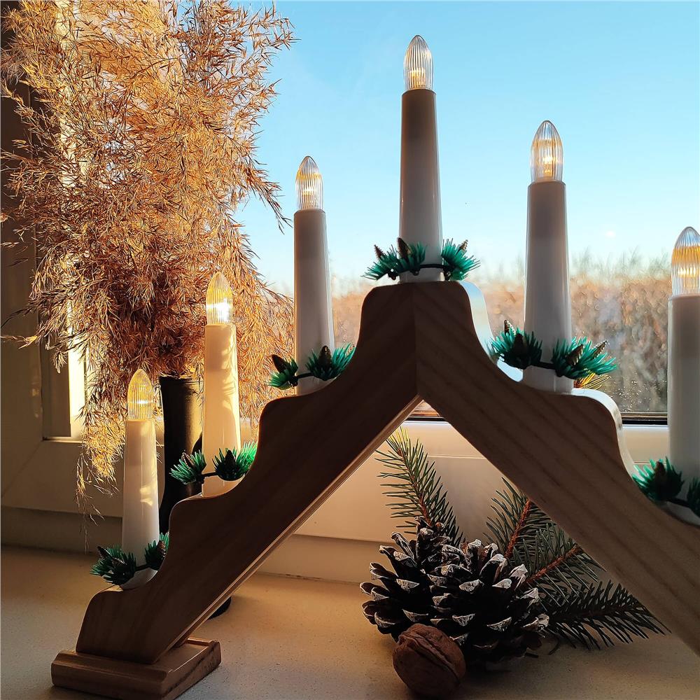 Sfesnic decorativ LED cu 7 lumanari si coronite verzi, alimentare baterii, 40x31 cm, maro si alb [14]