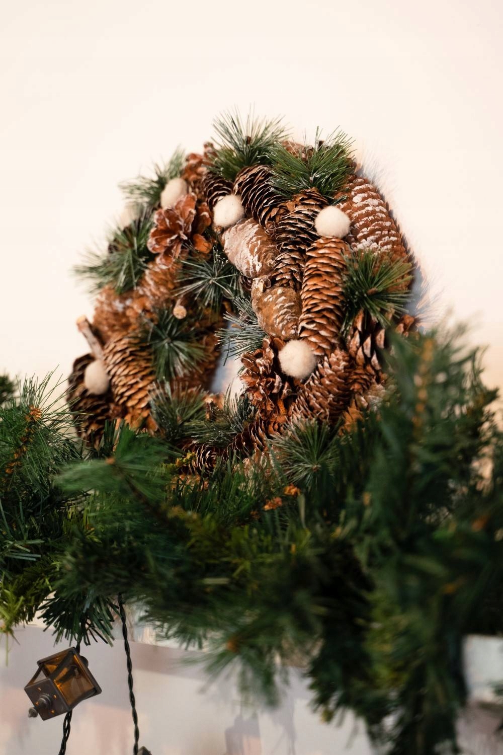 Coronita decorativa cu conuri si ramuri cu sclipici, diametru 34 cm, bej [2]