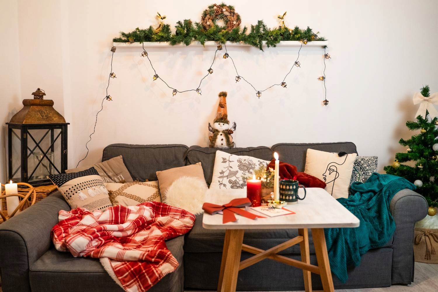 Coronita decorativa cu conuri si ramuri cu sclipici, diametru 34 cm, bej [3]