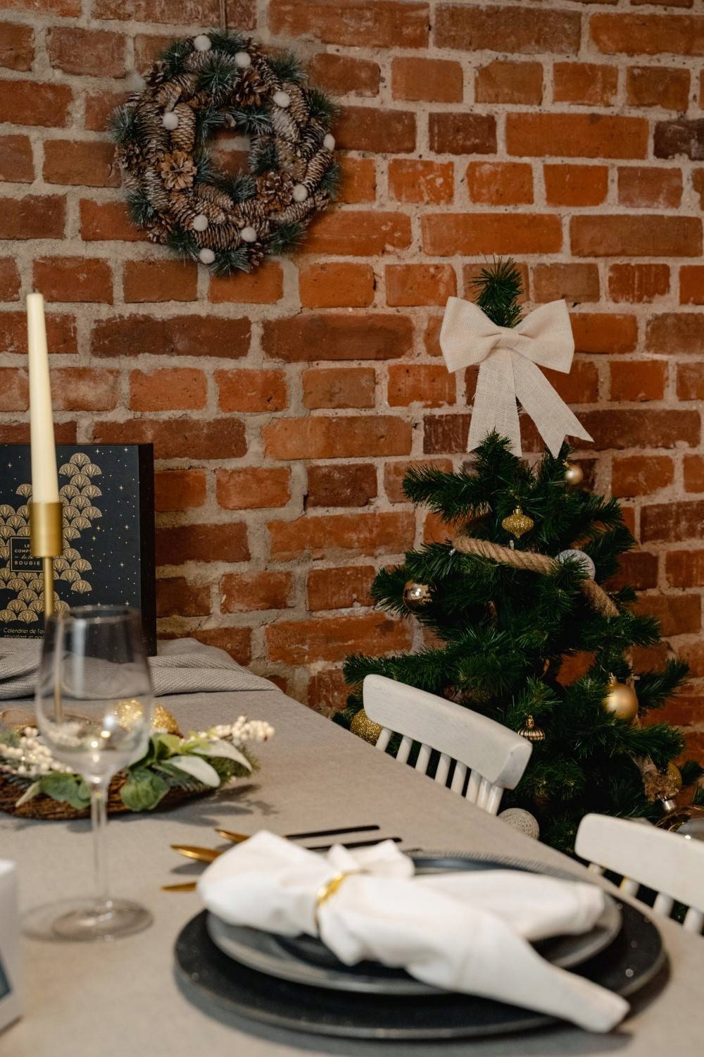 Coronita decorativa cu conuri si ramuri cu sclipici, diametru 34 cm, bej [4]