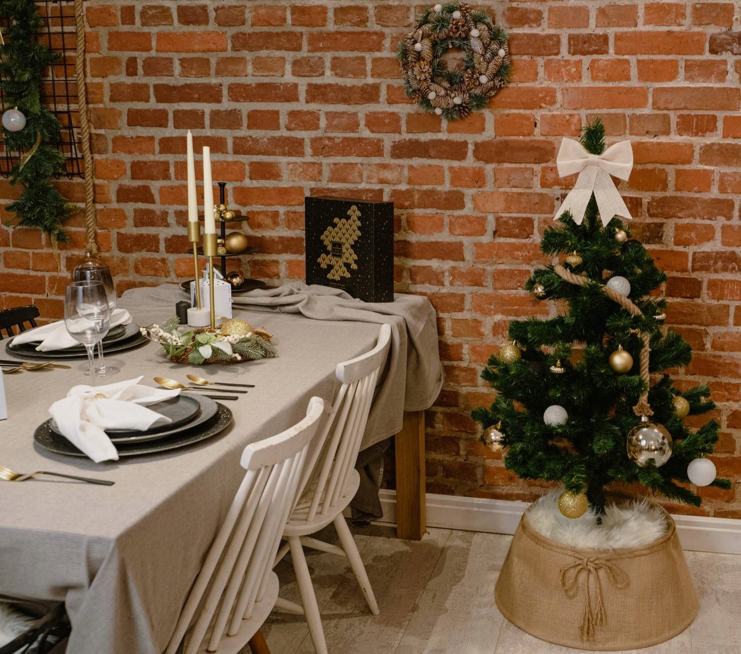 Coronita decorativa cu conuri si ramuri cu sclipici, diametru 34 cm, bej [5]