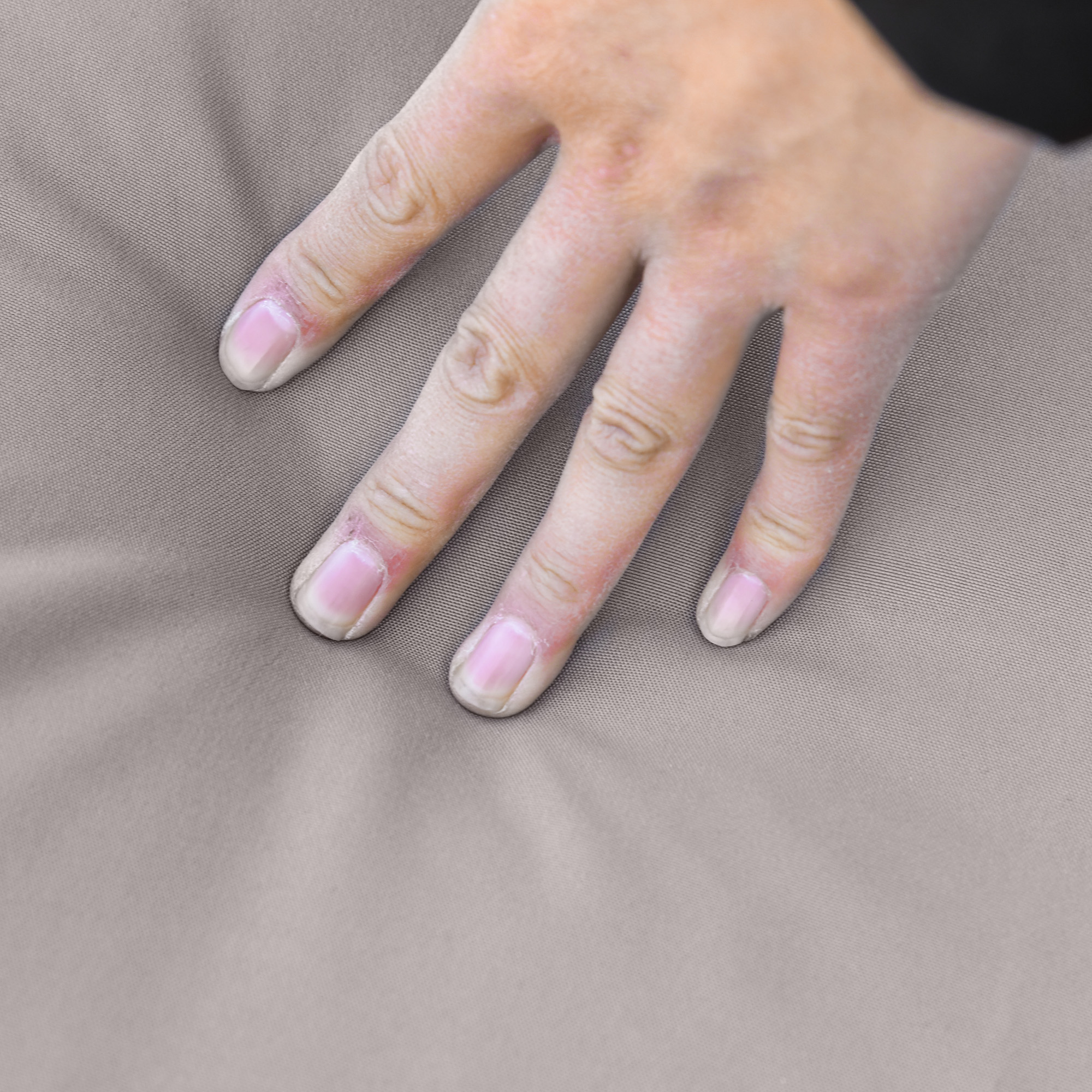  Sezlong de Gradina din Ratan PE, Sezlong pentru Plaja cu Spatar Reglabil si perna Capitonata, 207x70x70cm, Gri [7]