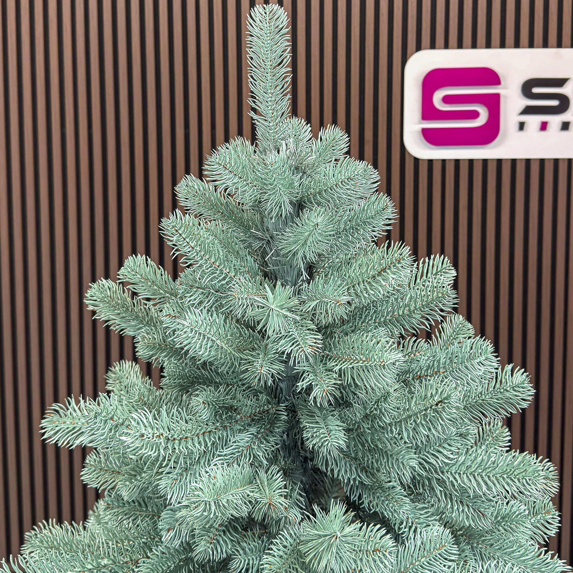 Brad artificial Christmas Deluxe by Sersimo, Kovalivka Select argintiu, integral 3D, 210 cm [12]