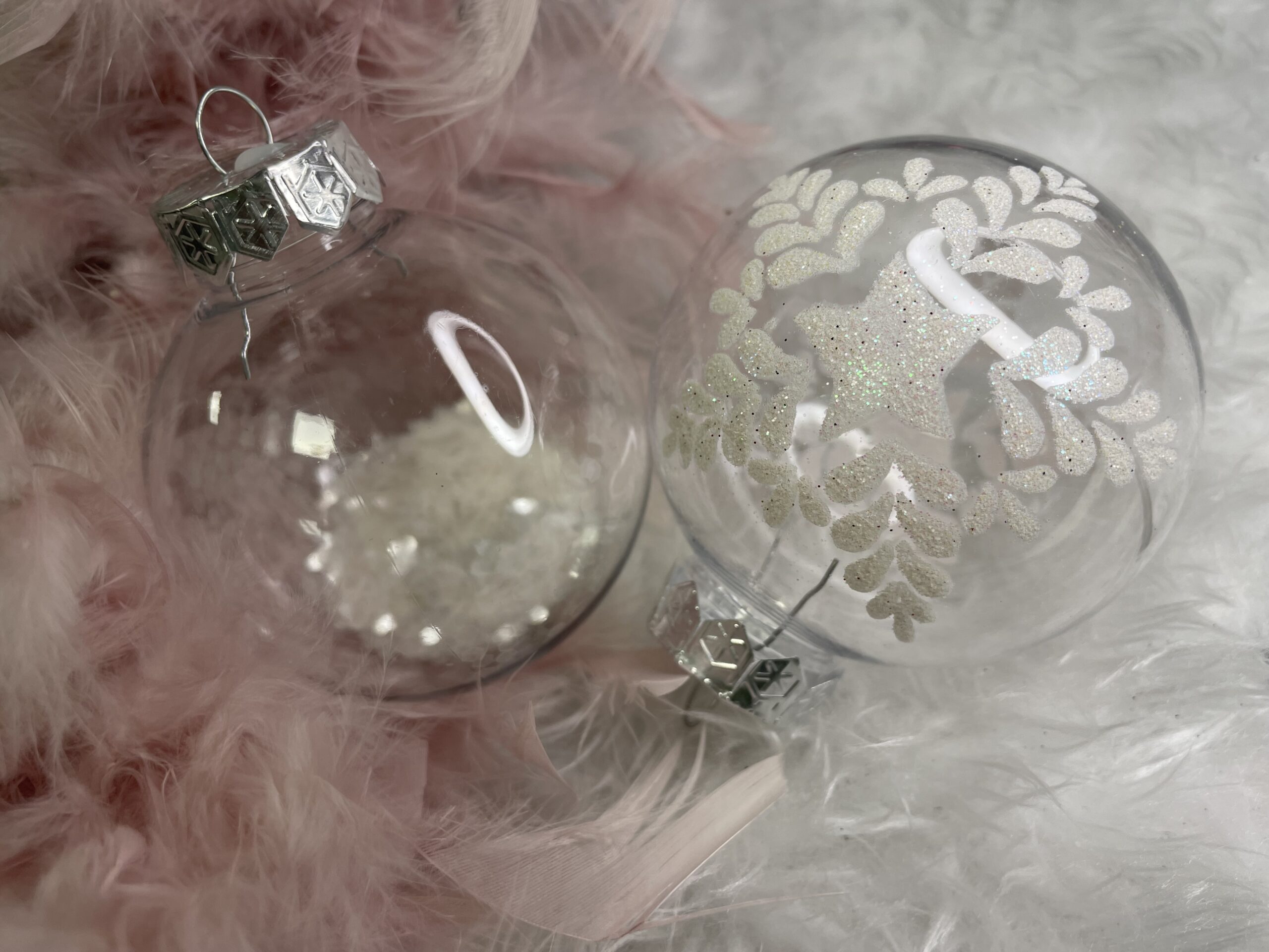 Set globuri de Craciun Inedit, 30 bucati, 7cm, transparente si alb [19]