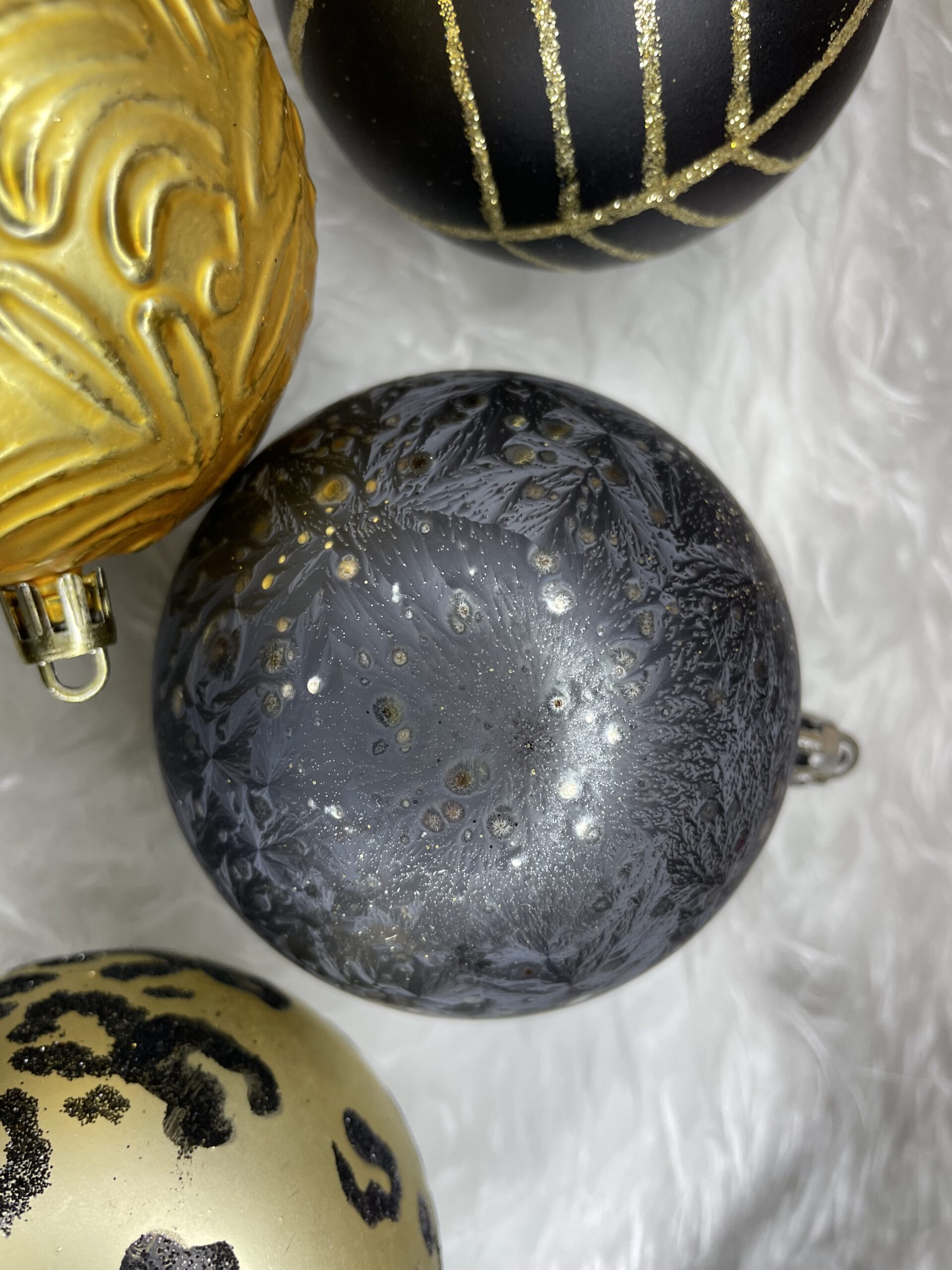 Set globuri de Craciun, 16 bucati, 8cm, 6 modele, negru auriu [14]