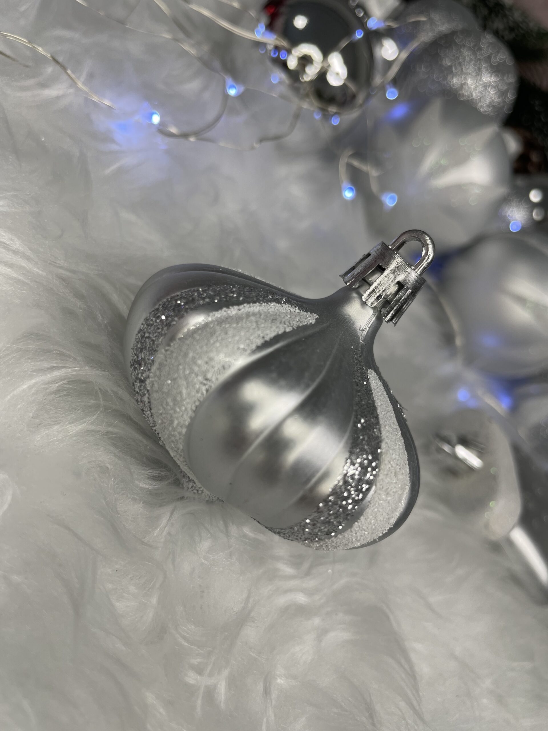 Set globuri si decoratiuni de Craciun, 77 piese, diverse dimensiuni, argintiu [22]