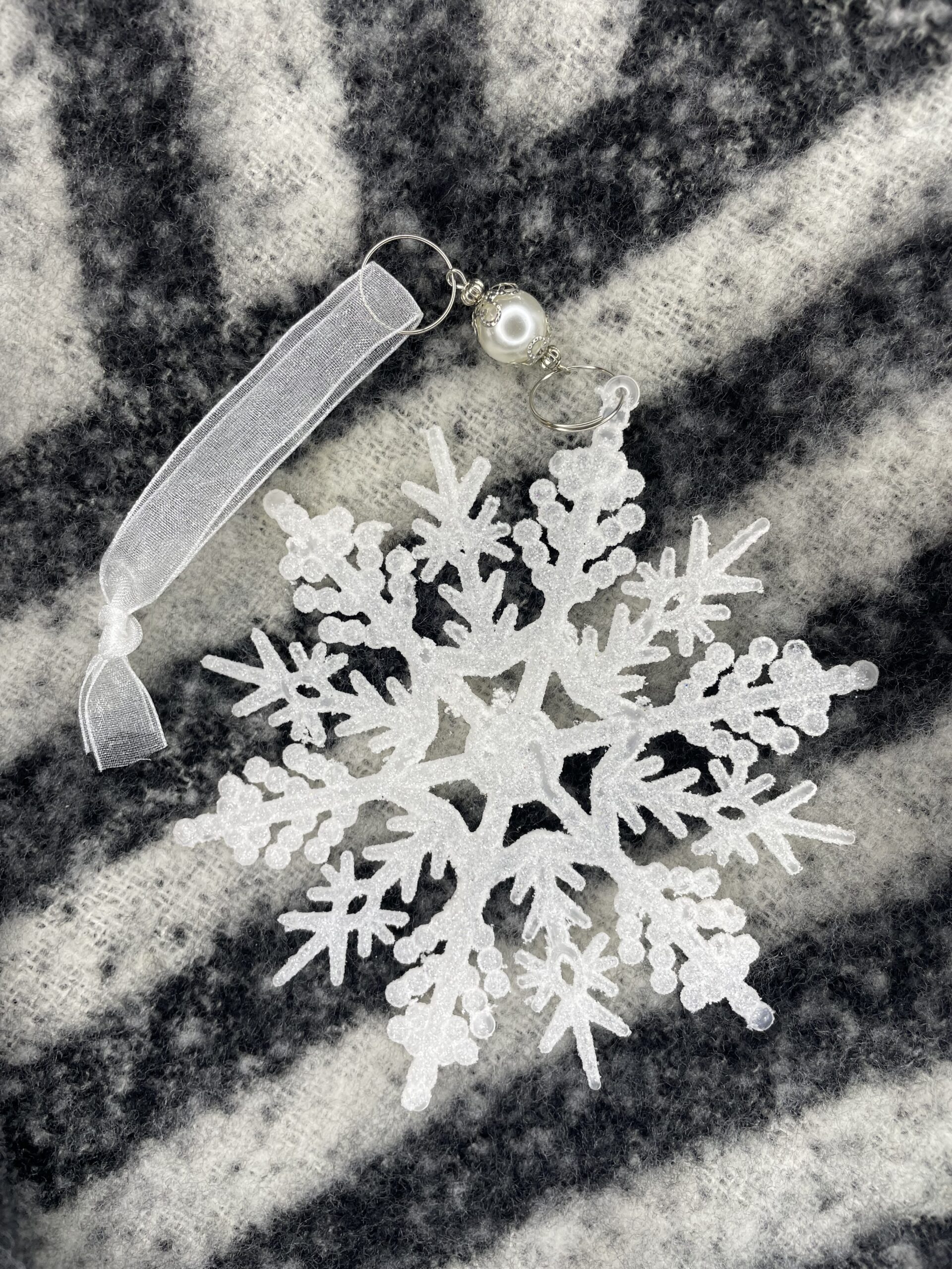 Decoratiune brad fulg de zapada, 13cm, alb cu sclipici [9]