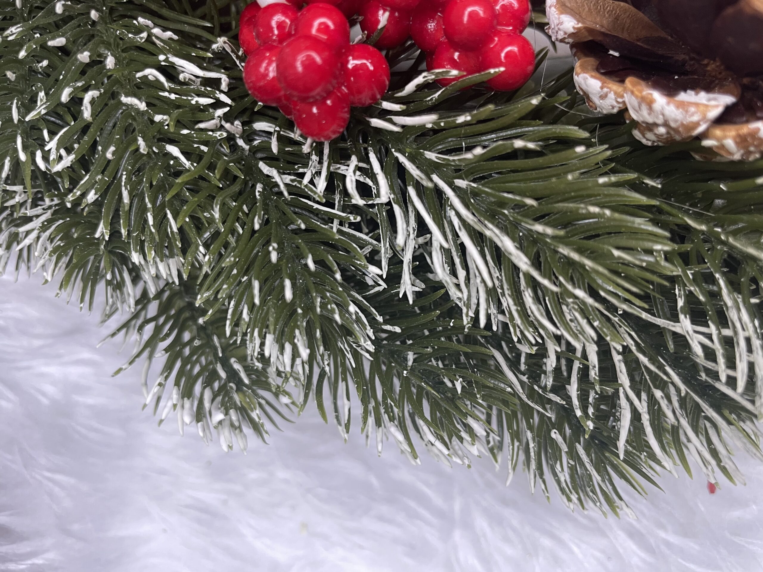 Coronita pentru Craciun, 40 cm, din brad artificial 3D, cu conuri si zapada, verde [17]