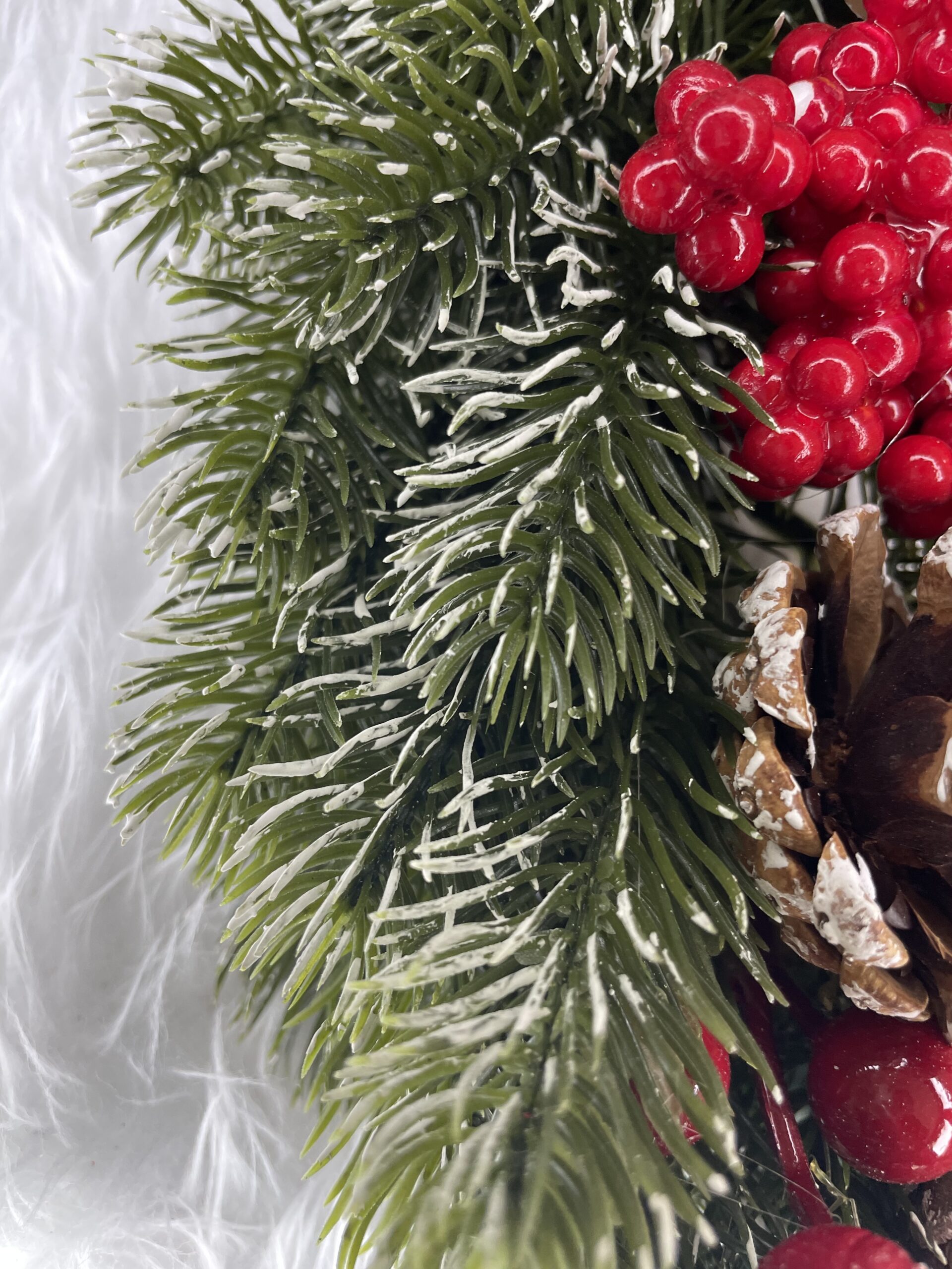 Coronita pentru Craciun, 40 cm, din brad artificial 3D, cu conuri si zapada, verde [18]