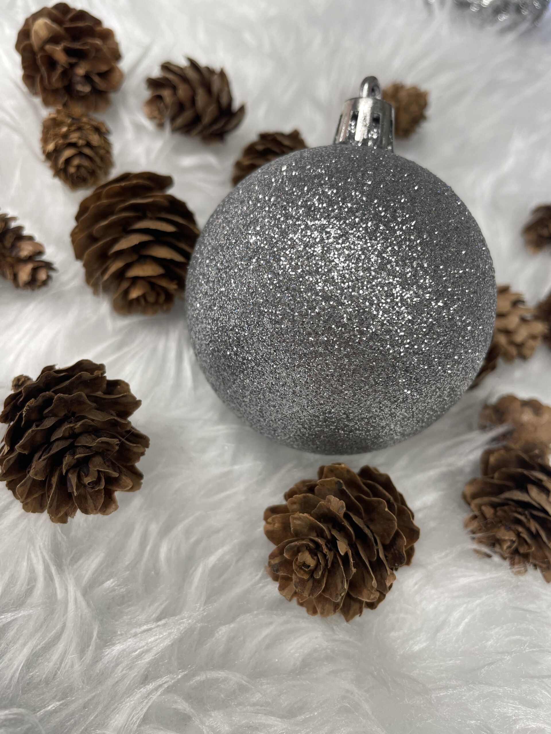 Set globuri si decoratiuni de Craciun, 102 piese, diverse dimensiuni, argintiu [16]