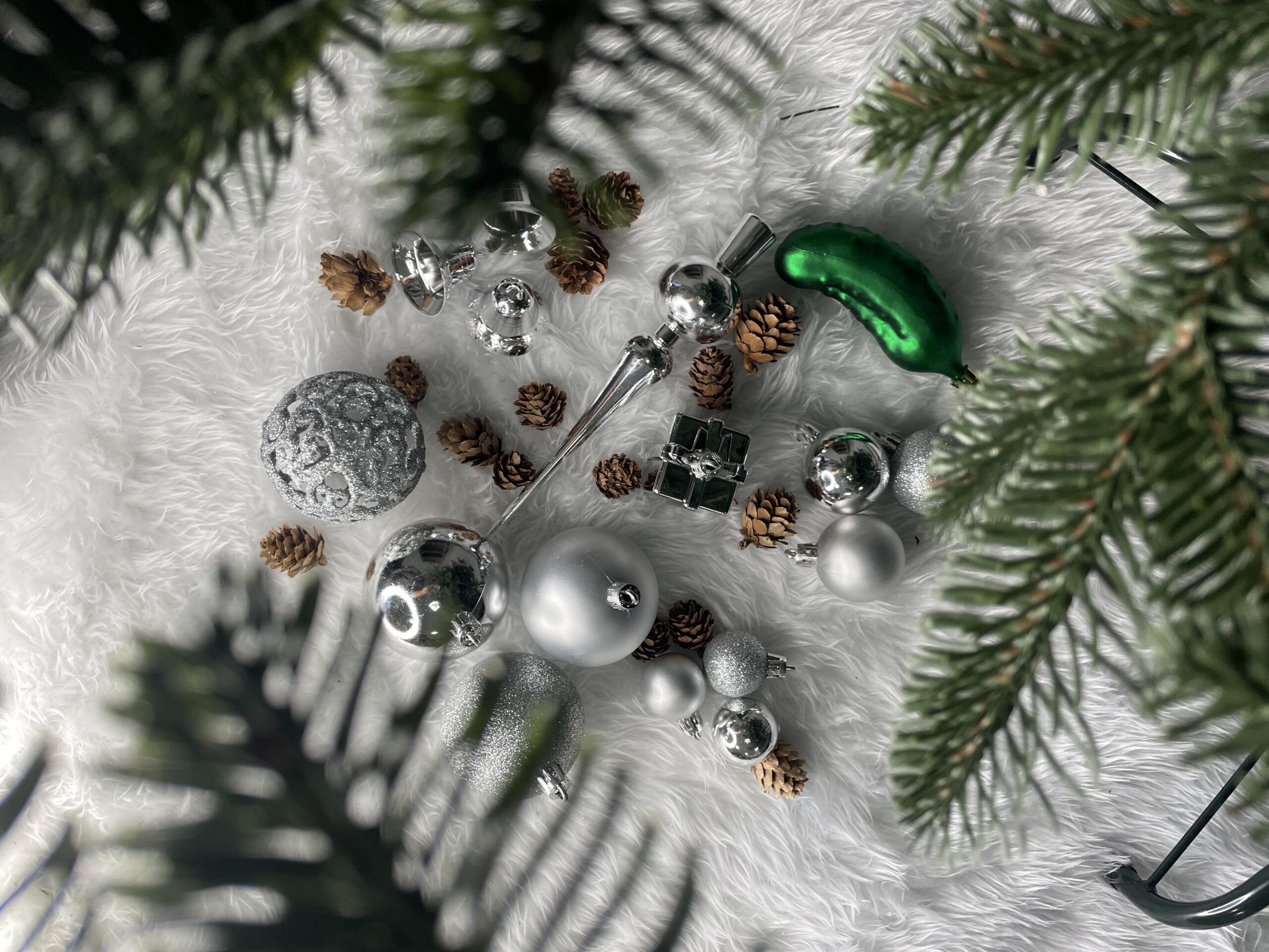 Set globuri si decoratiuni de Craciun, 102 piese, diverse dimensiuni, argintiu [22]