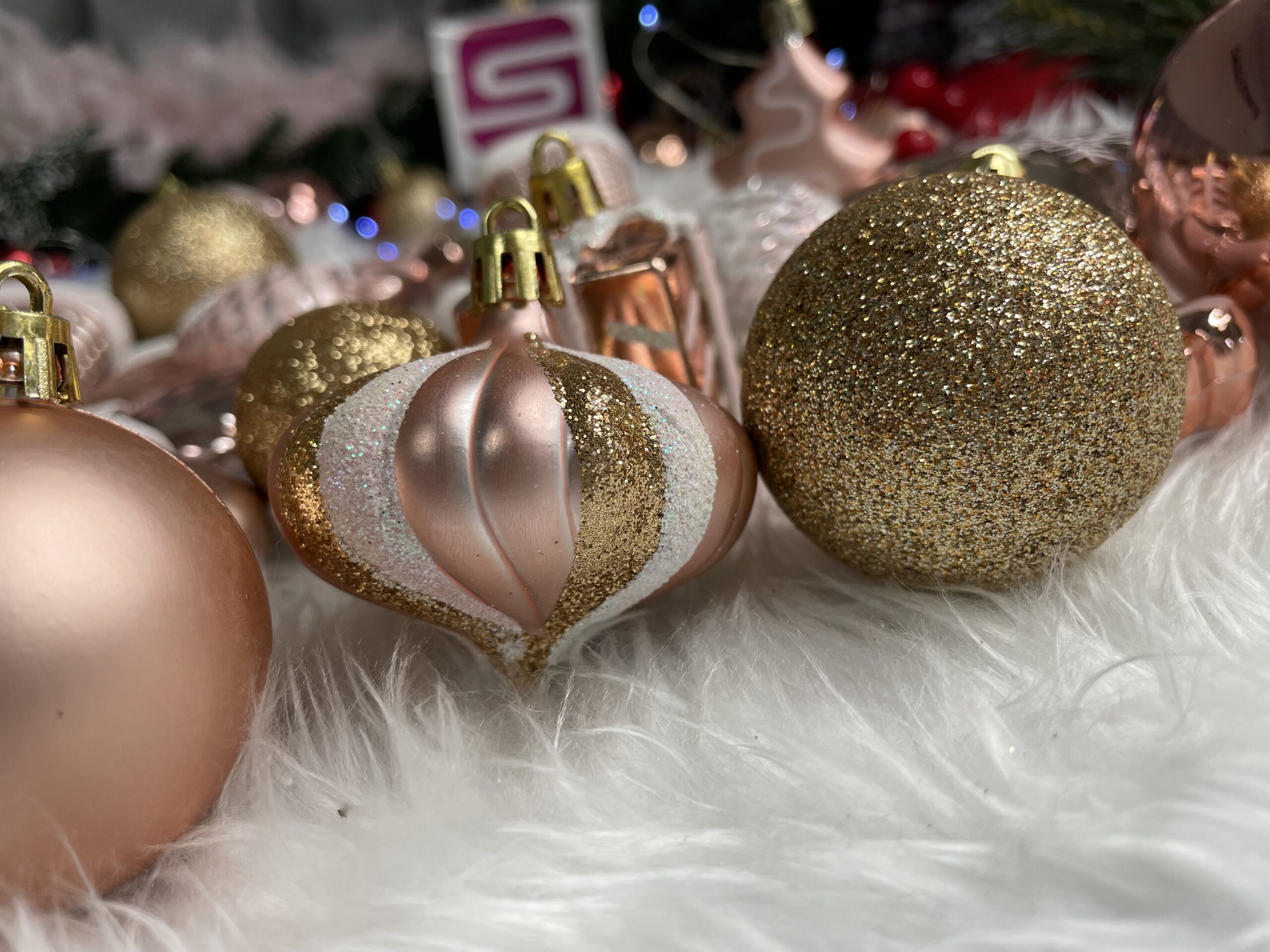 Set globuri si decoratiuni de Craciun, 77 piese, diverse dimensiuni, roz auriu [20]