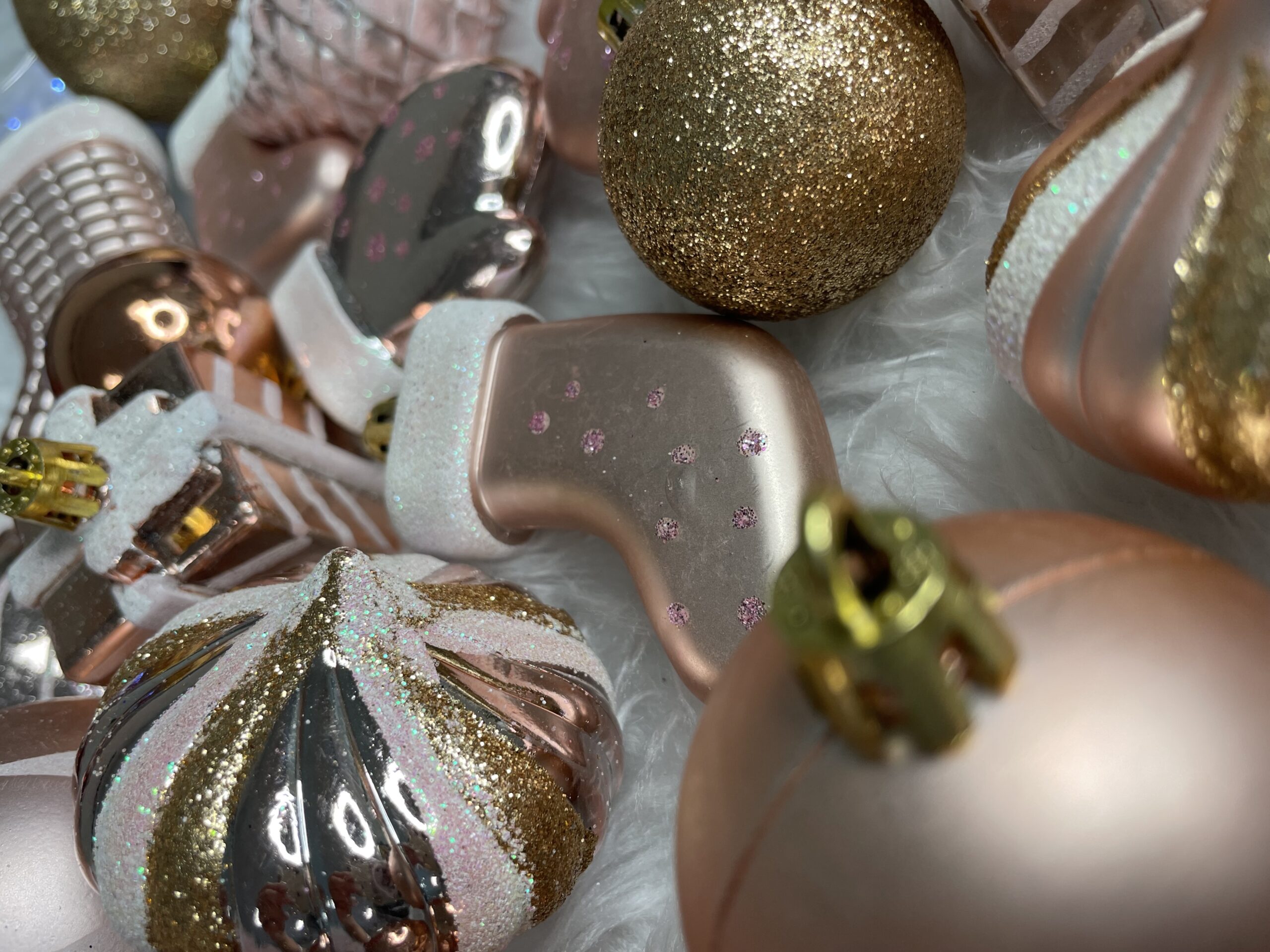 Set globuri si decoratiuni de Craciun, 77 piese, diverse dimensiuni, roz auriu [21]