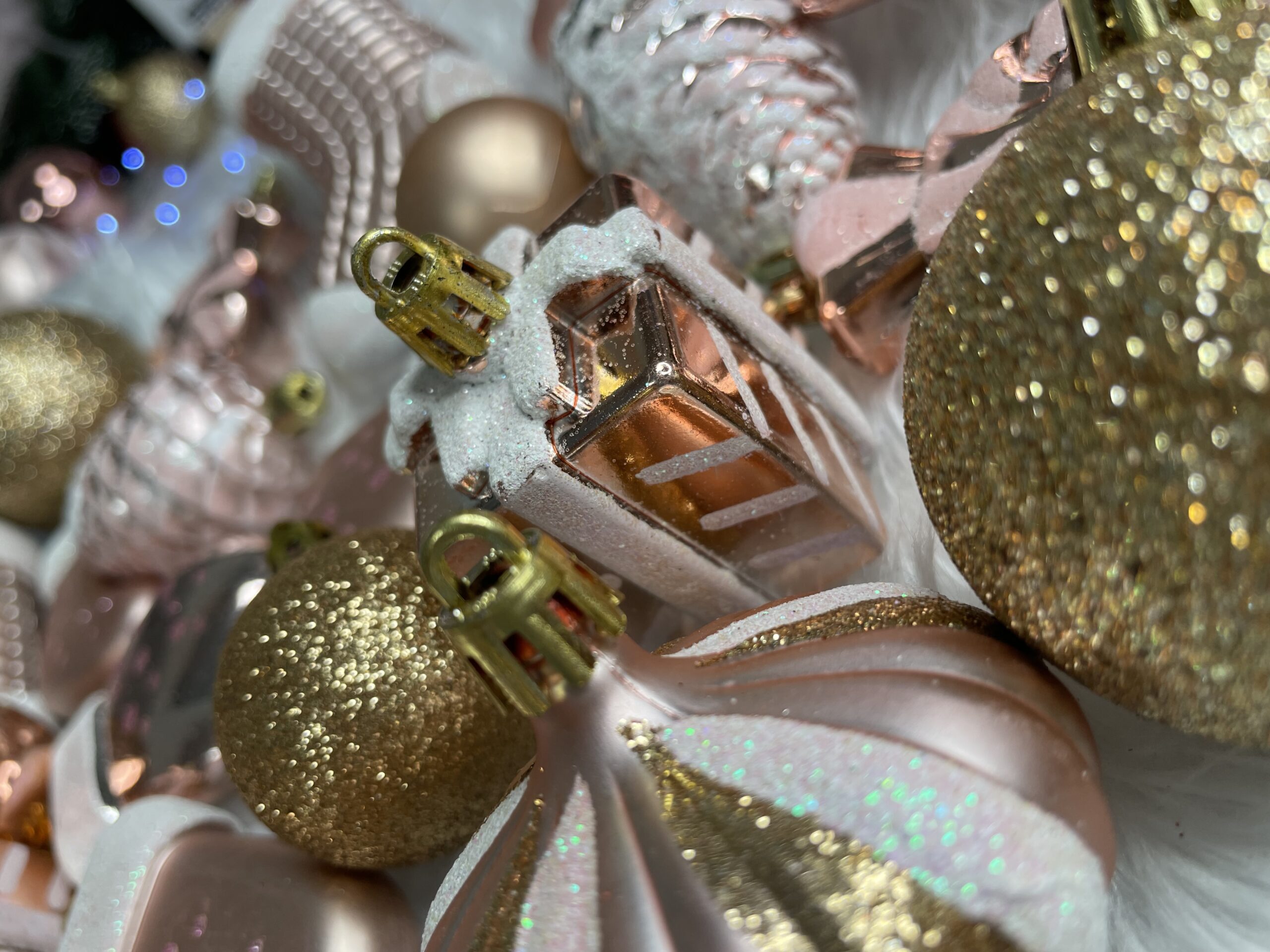 Set globuri si decoratiuni de Craciun, 77 piese, diverse dimensiuni, roz auriu [22]