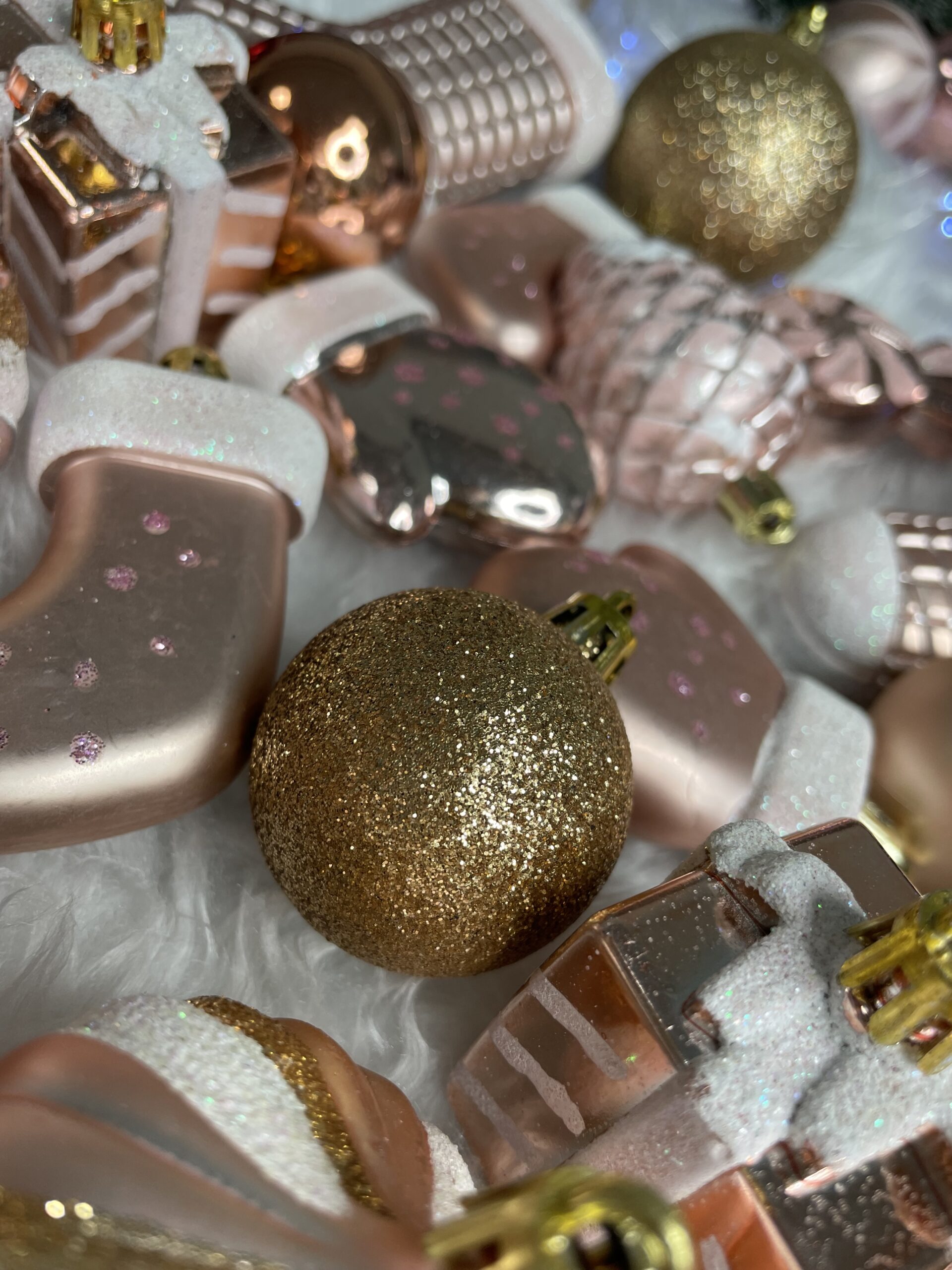 Set globuri si decoratiuni de Craciun, 77 piese, diverse dimensiuni, roz auriu [23]