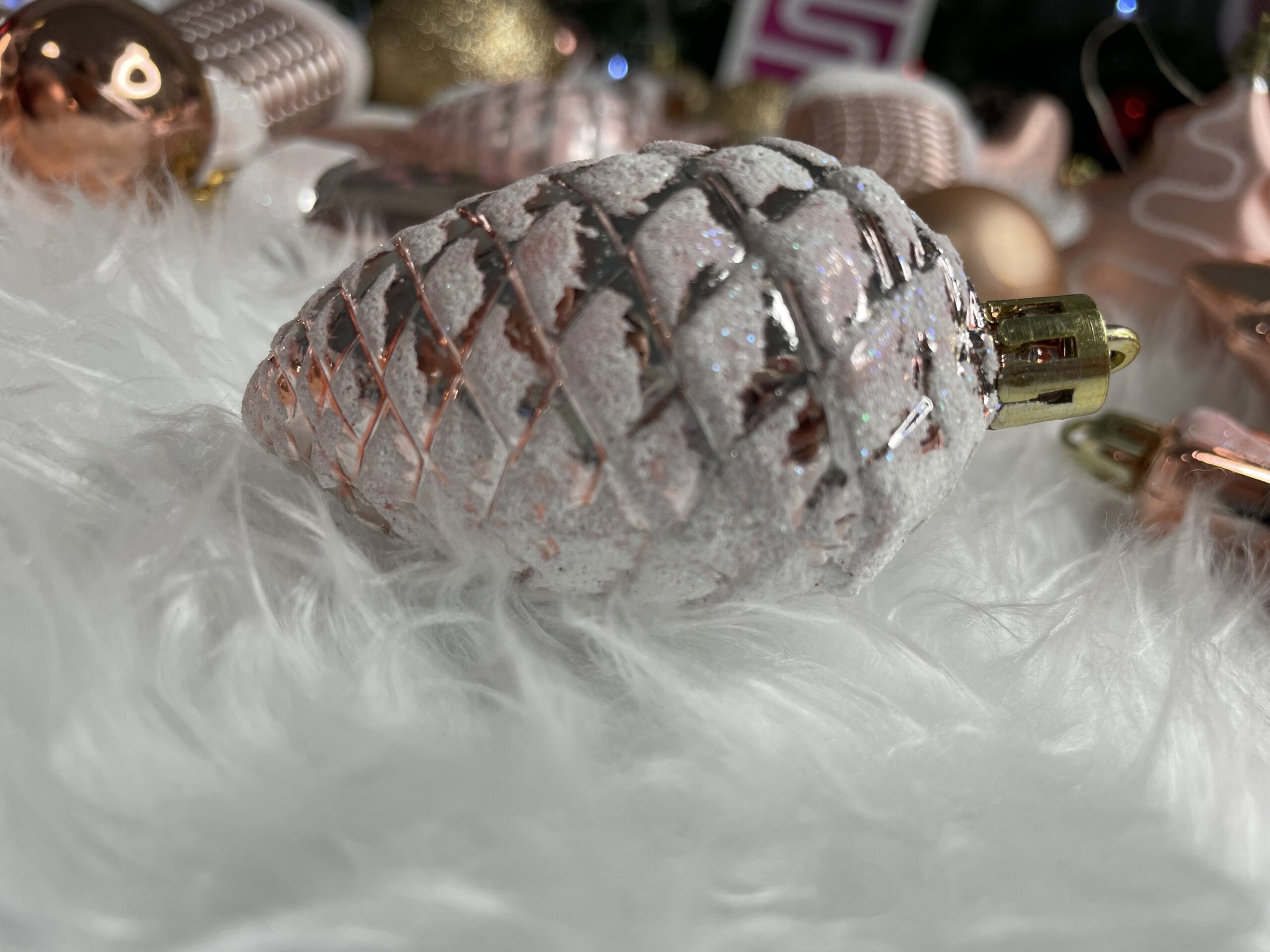 Set globuri si decoratiuni de Craciun, 77 piese, diverse dimensiuni, roz auriu [24]