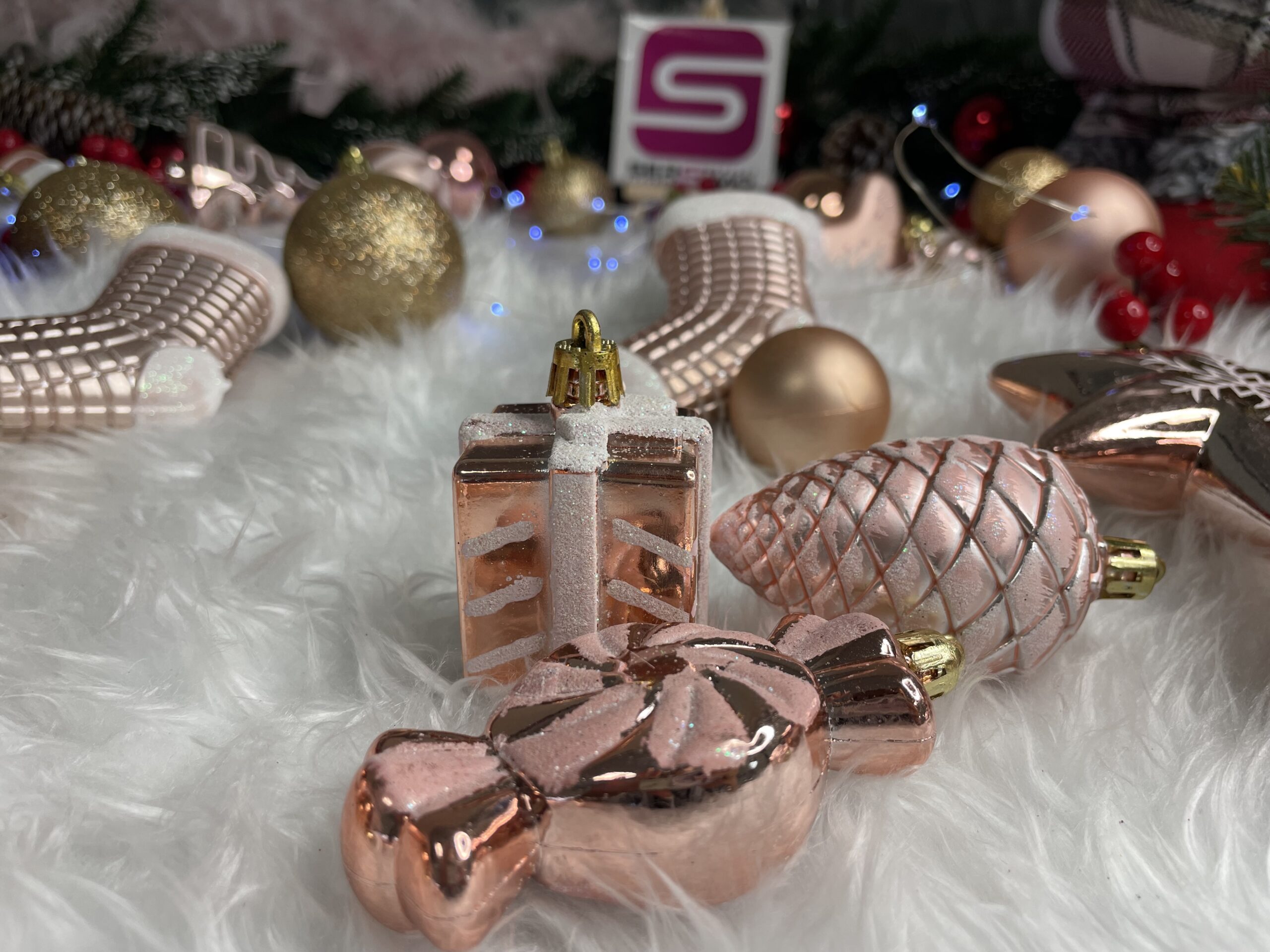 Set globuri si decoratiuni de Craciun, 77 piese, diverse dimensiuni, roz auriu [26]