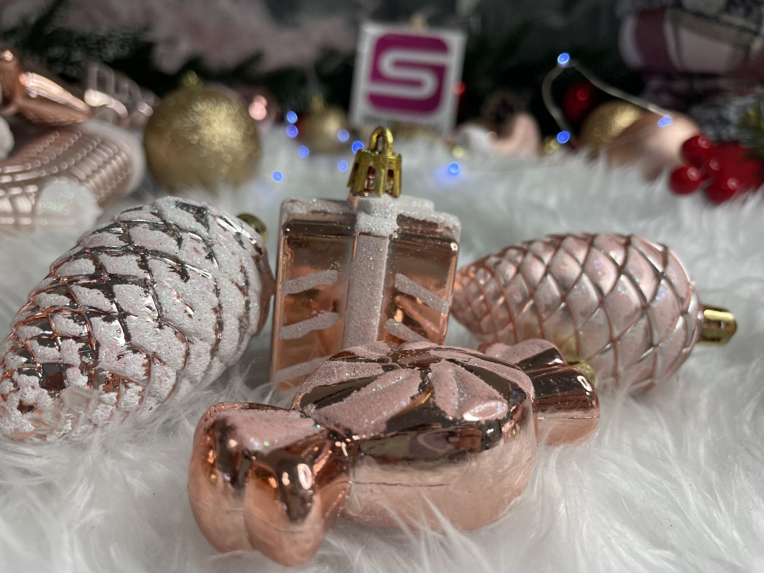 Set globuri si decoratiuni de Craciun, 77 piese, diverse dimensiuni, roz auriu [28]