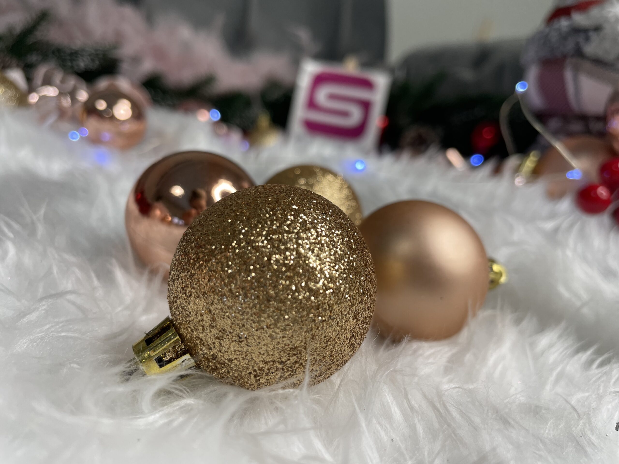 Set globuri si decoratiuni de Craciun, 77 piese, diverse dimensiuni, roz auriu [29]