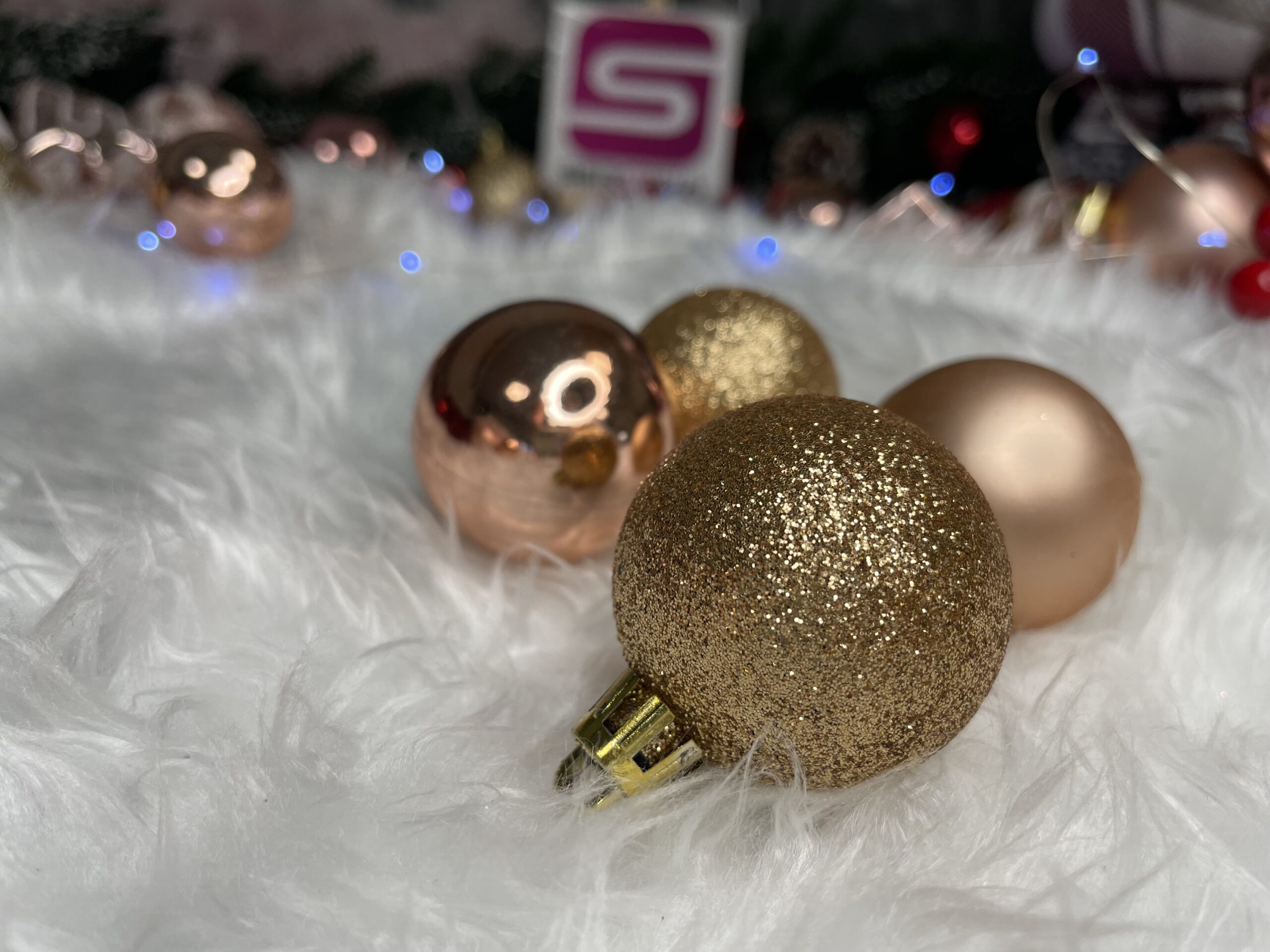 Set globuri si decoratiuni de Craciun, 77 piese, diverse dimensiuni, roz auriu [30]