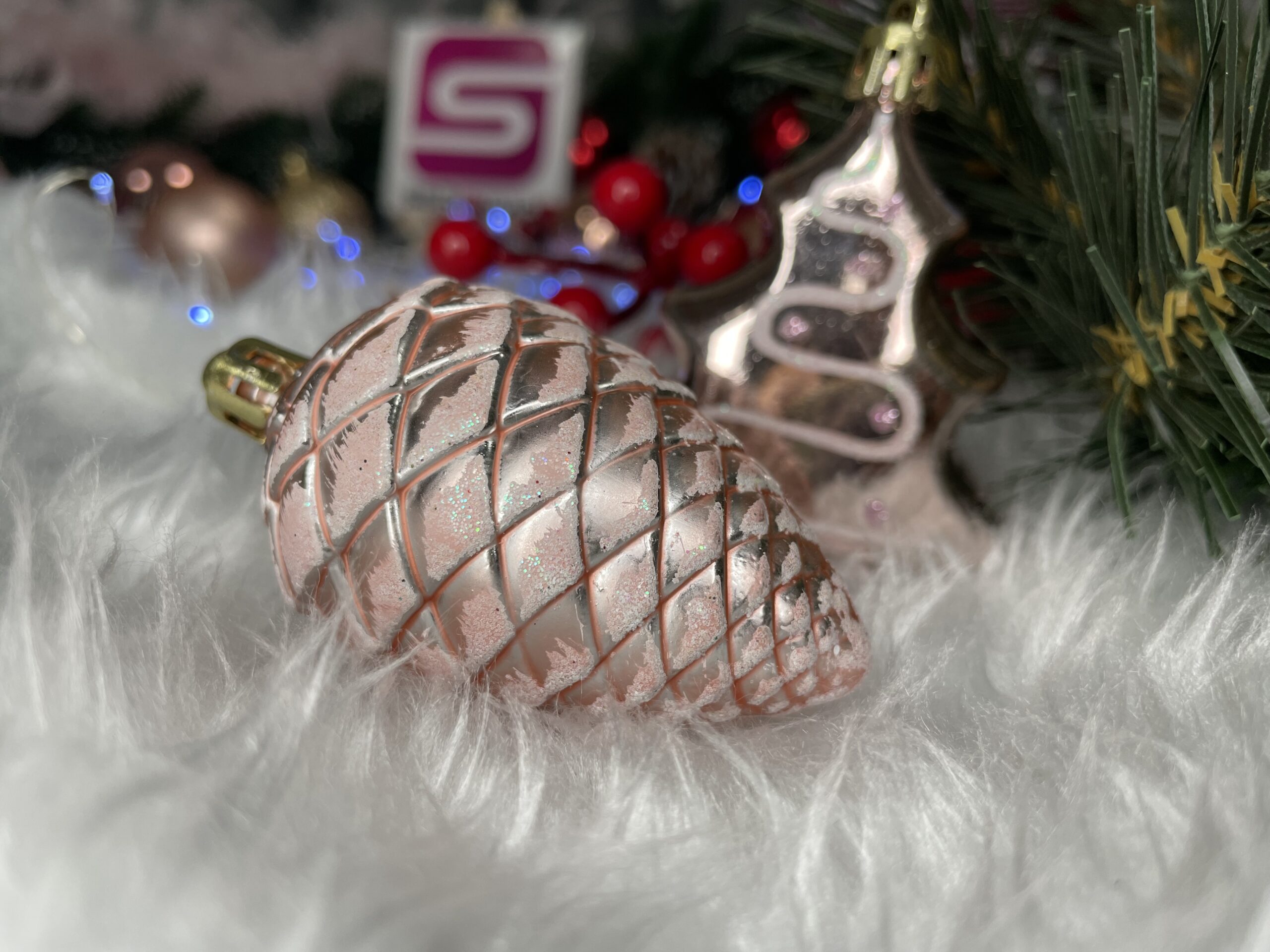 Set globuri si decoratiuni de Craciun, 77 piese, diverse dimensiuni, roz auriu [35]