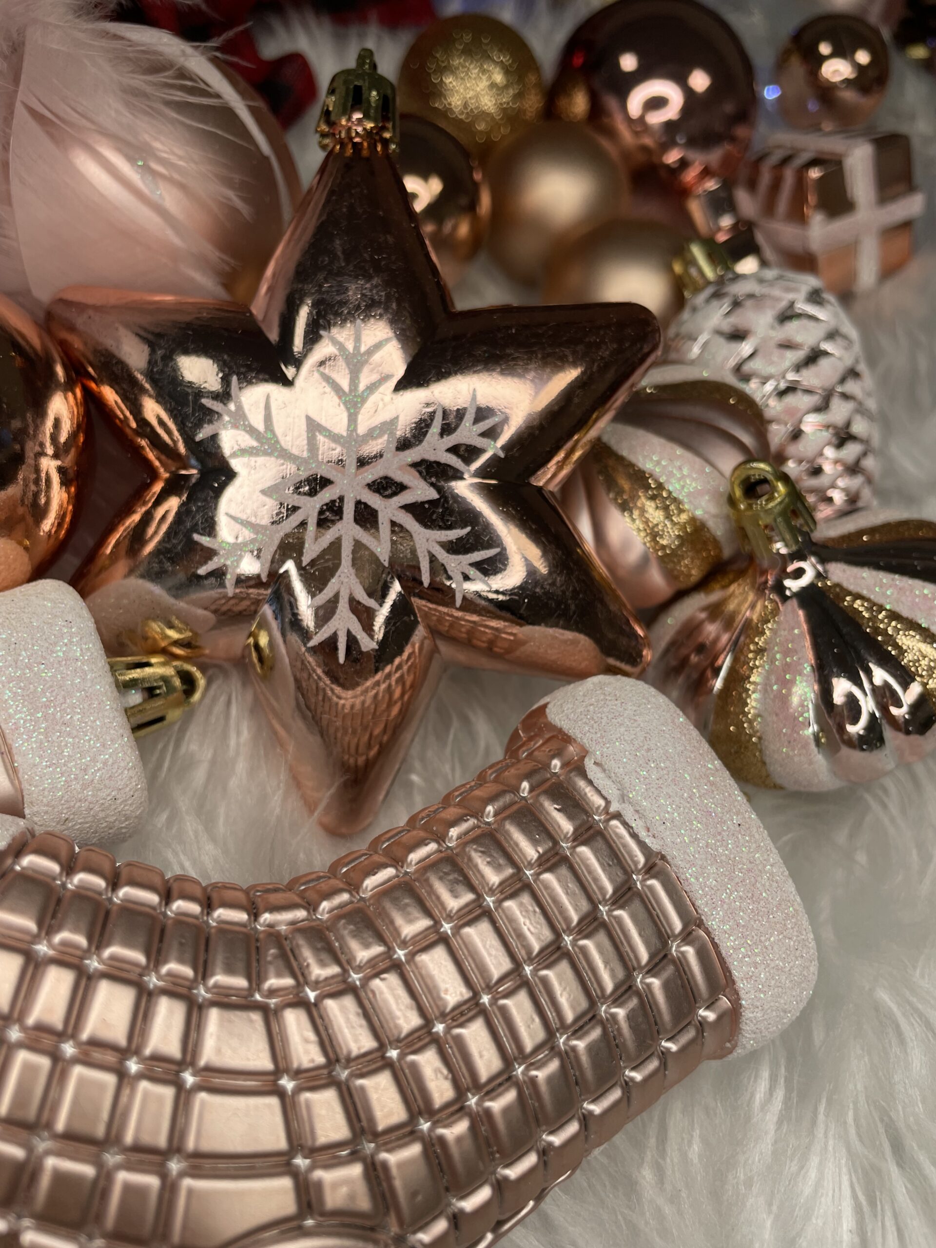 Set globuri si decoratiuni de Craciun, 77 piese, diverse dimensiuni, roz auriu [36]