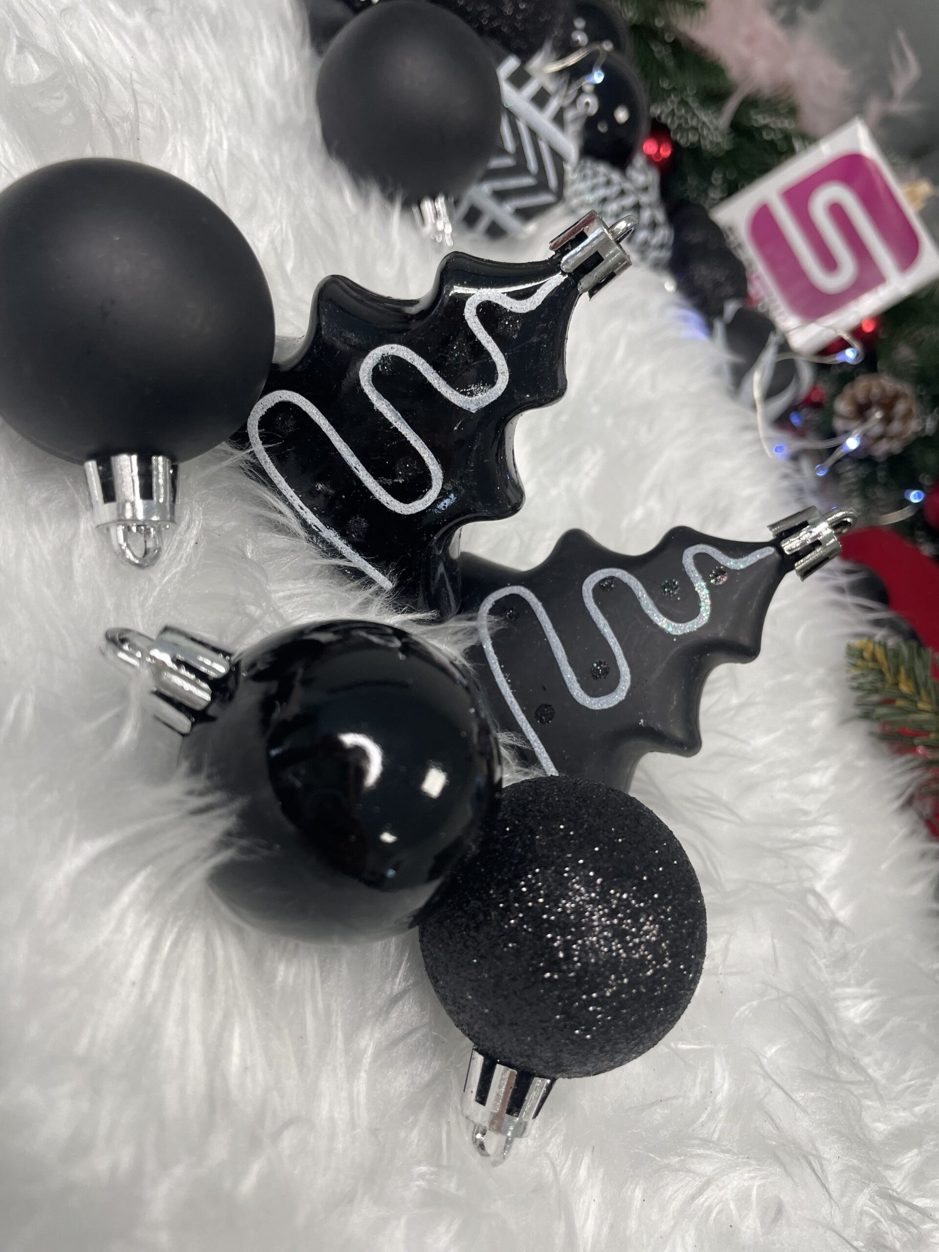 Set globuri si decoratiuni de Craciun, 77 piese, diverse dimensiuni, negru [22]