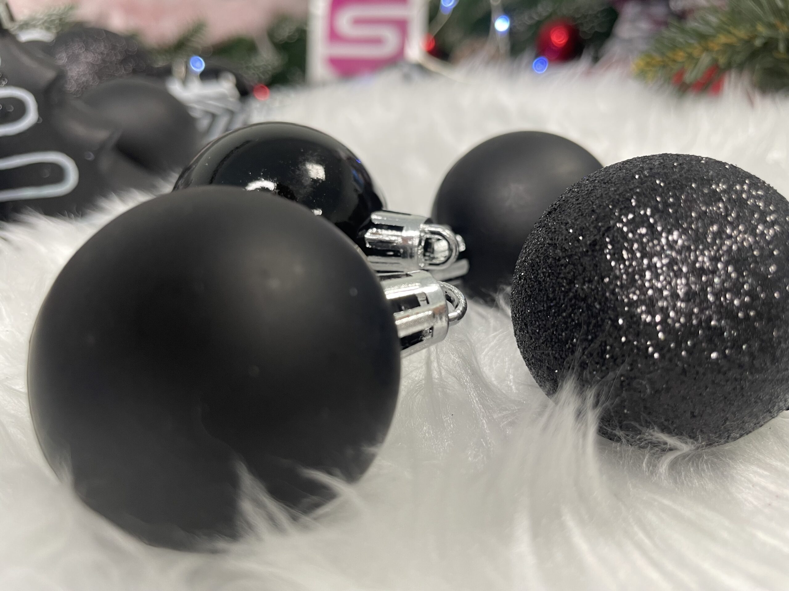 Set globuri si decoratiuni de Craciun, 77 piese, diverse dimensiuni, negru [23]