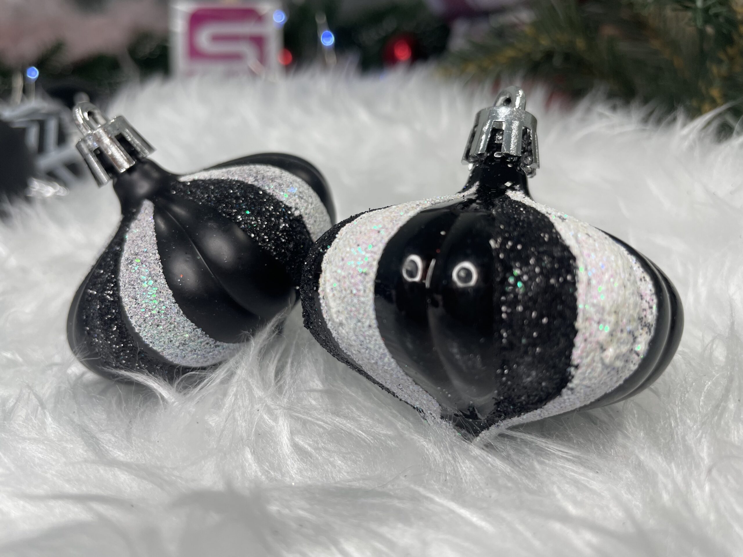 Set globuri si decoratiuni de Craciun, 77 piese, diverse dimensiuni, negru [24]