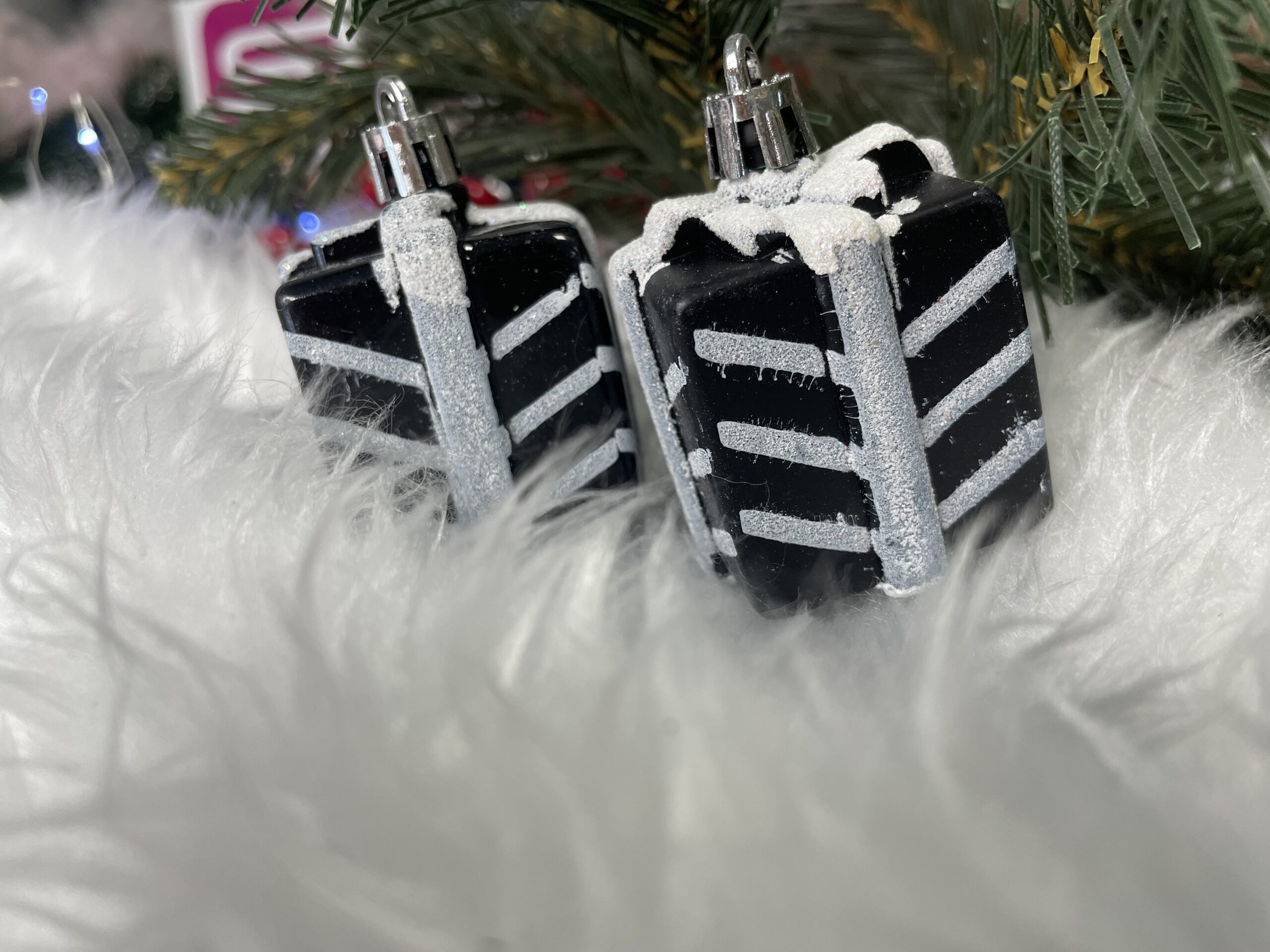 Set globuri si decoratiuni de Craciun, 77 piese, diverse dimensiuni, negru [29]