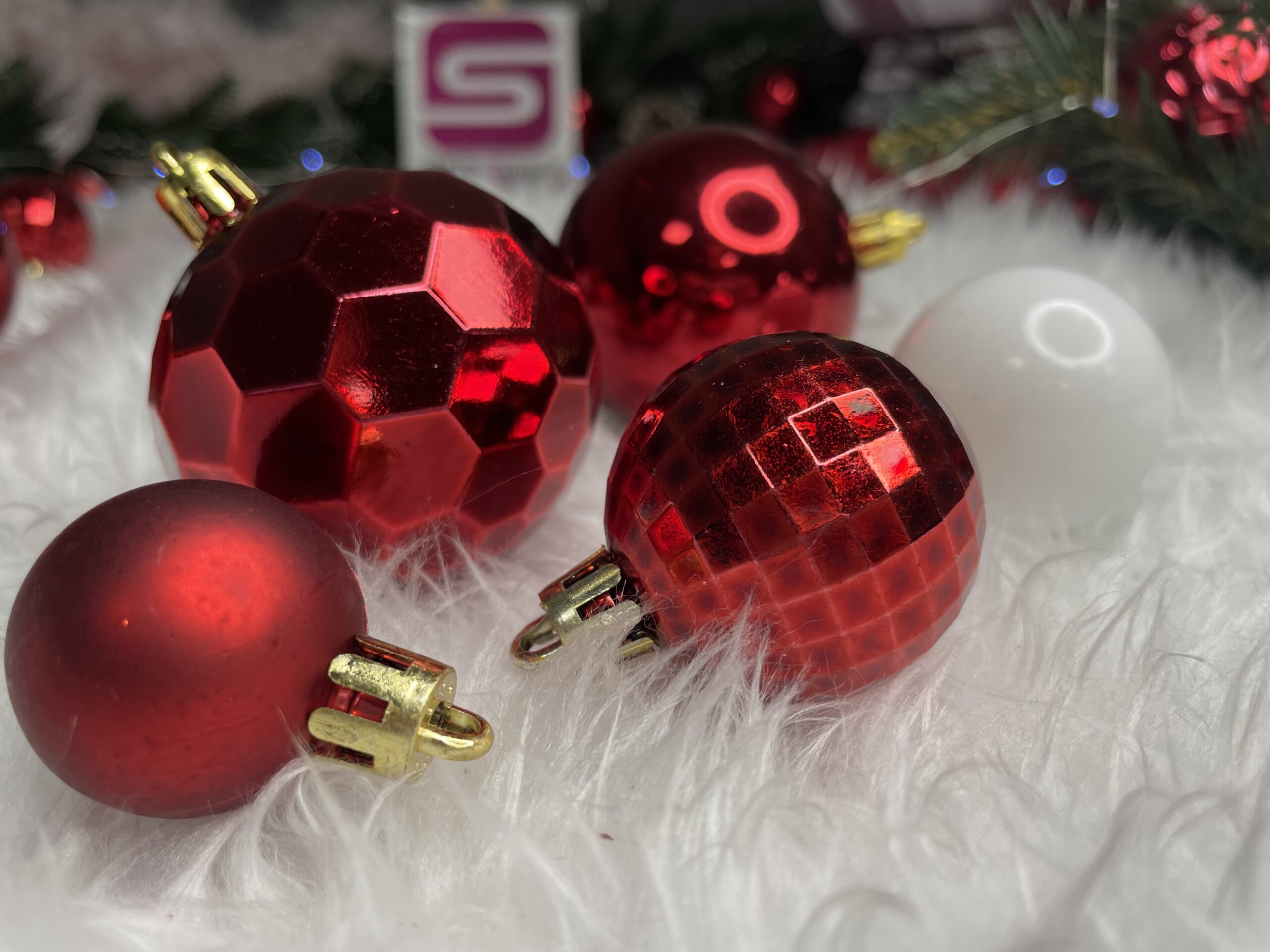 Set globuri si decoratiuni de Craciun, 105 piese, diverse dimensiuni, alb rosu [21]