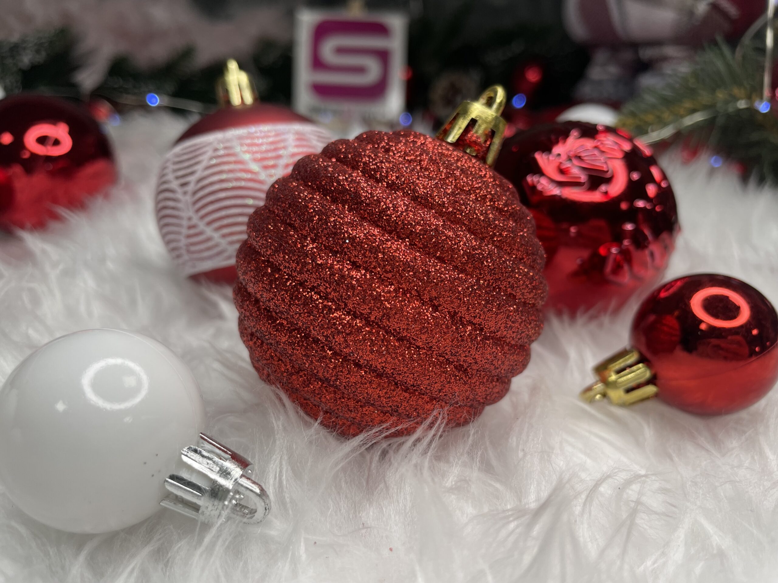 Set globuri si decoratiuni de Craciun, 105 piese, diverse dimensiuni, alb rosu [22]