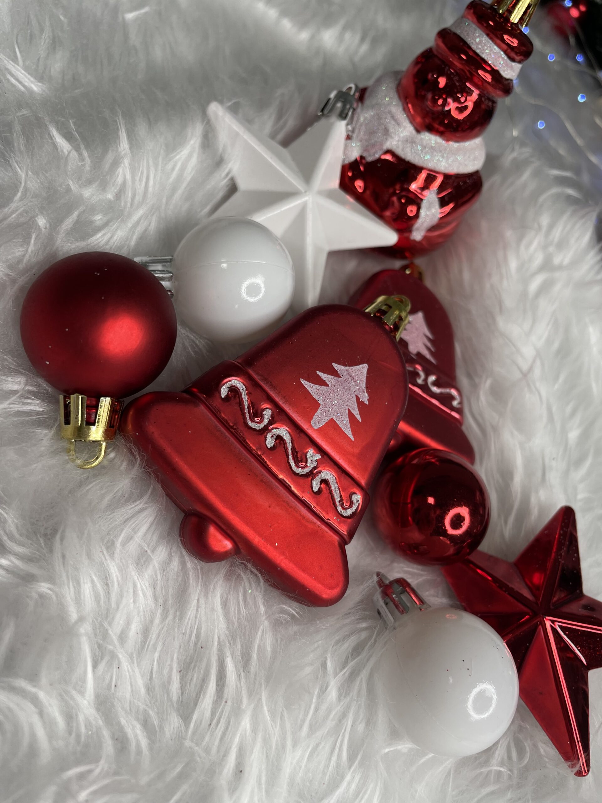 Set globuri si decoratiuni de Craciun, 105 piese, diverse dimensiuni, alb rosu [23]
