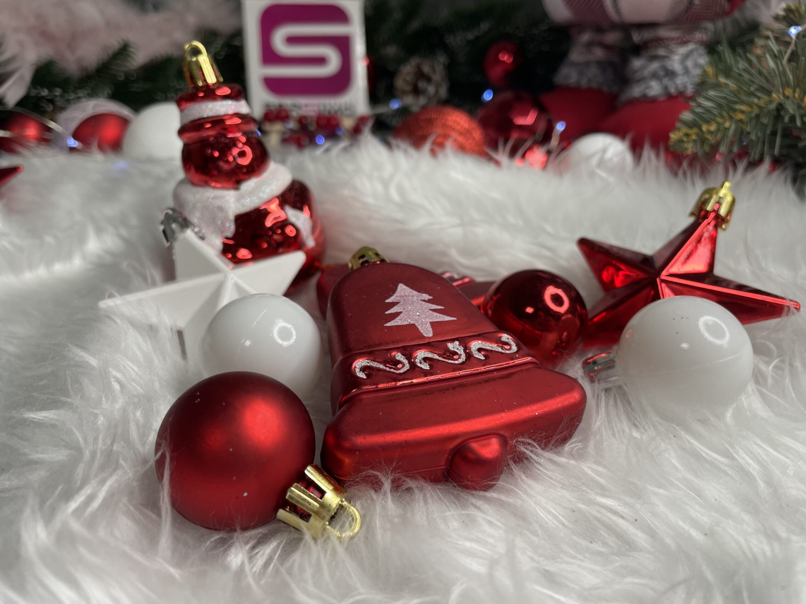 Set globuri si decoratiuni de Craciun, 105 piese, diverse dimensiuni, alb rosu [24]