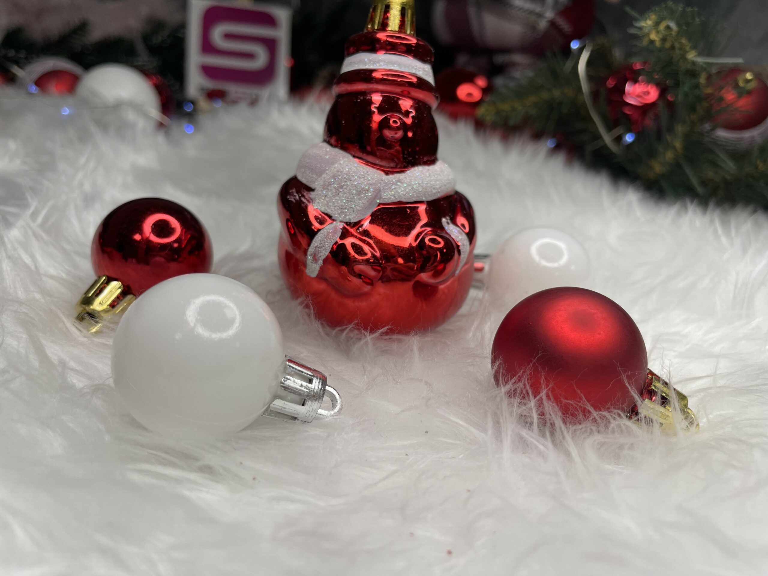 Set globuri si decoratiuni de Craciun, 105 piese, diverse dimensiuni, alb rosu [26]