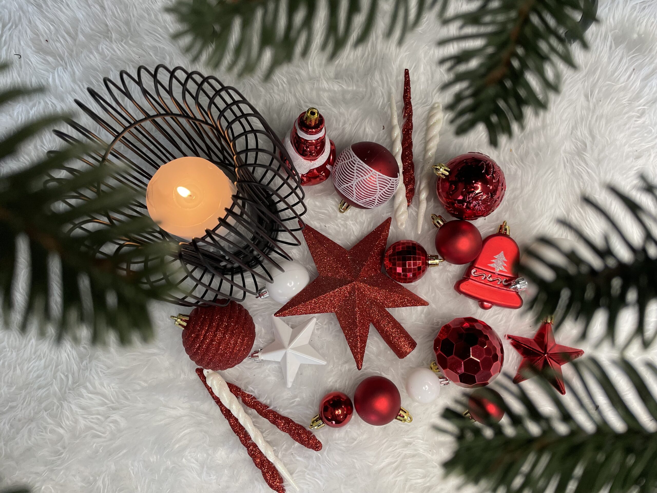 Set globuri si decoratiuni de Craciun, 105 piese, diverse dimensiuni, alb rosu [28]