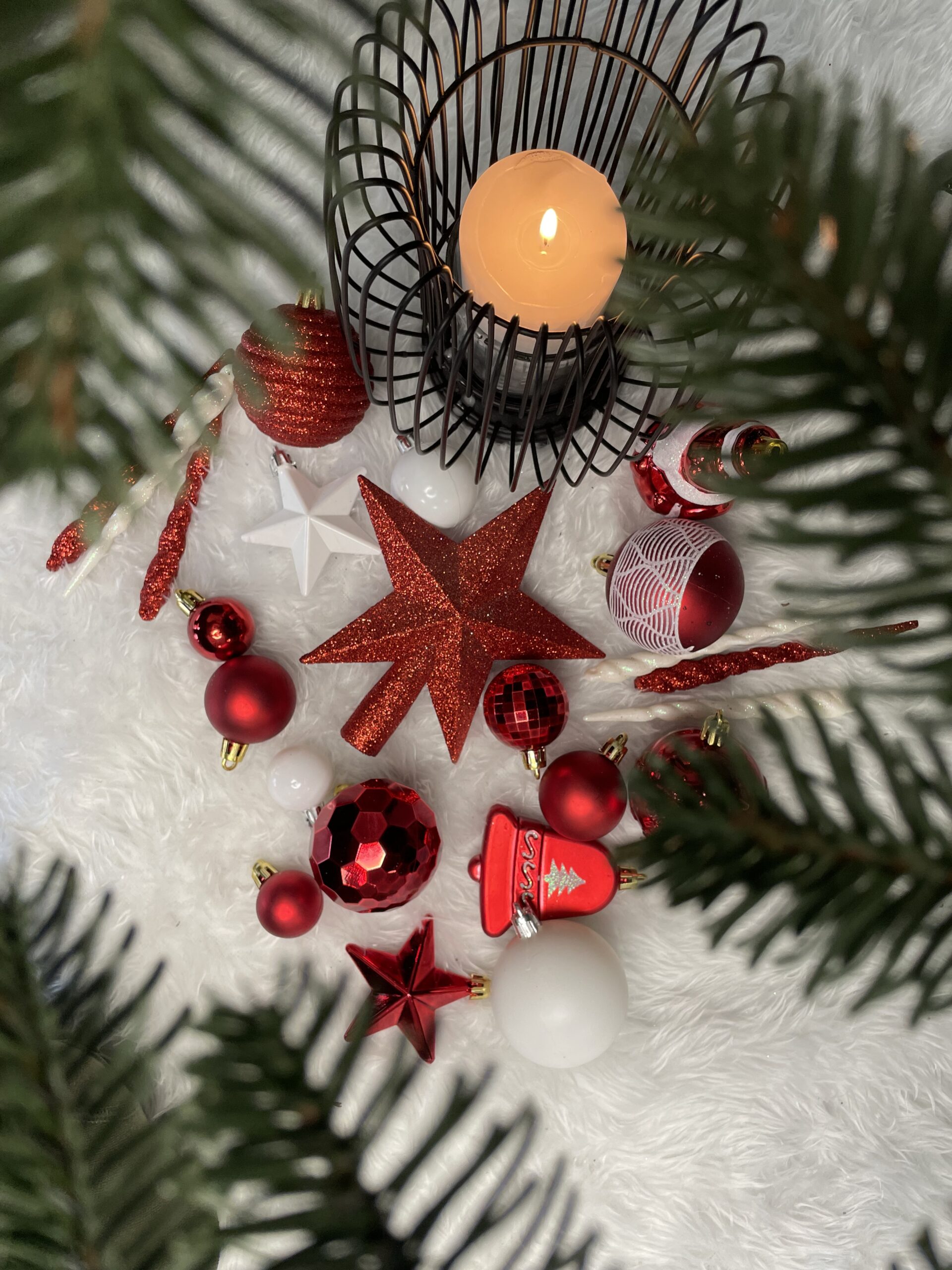 Set globuri si decoratiuni de Craciun, 105 piese, diverse dimensiuni, alb rosu [29]