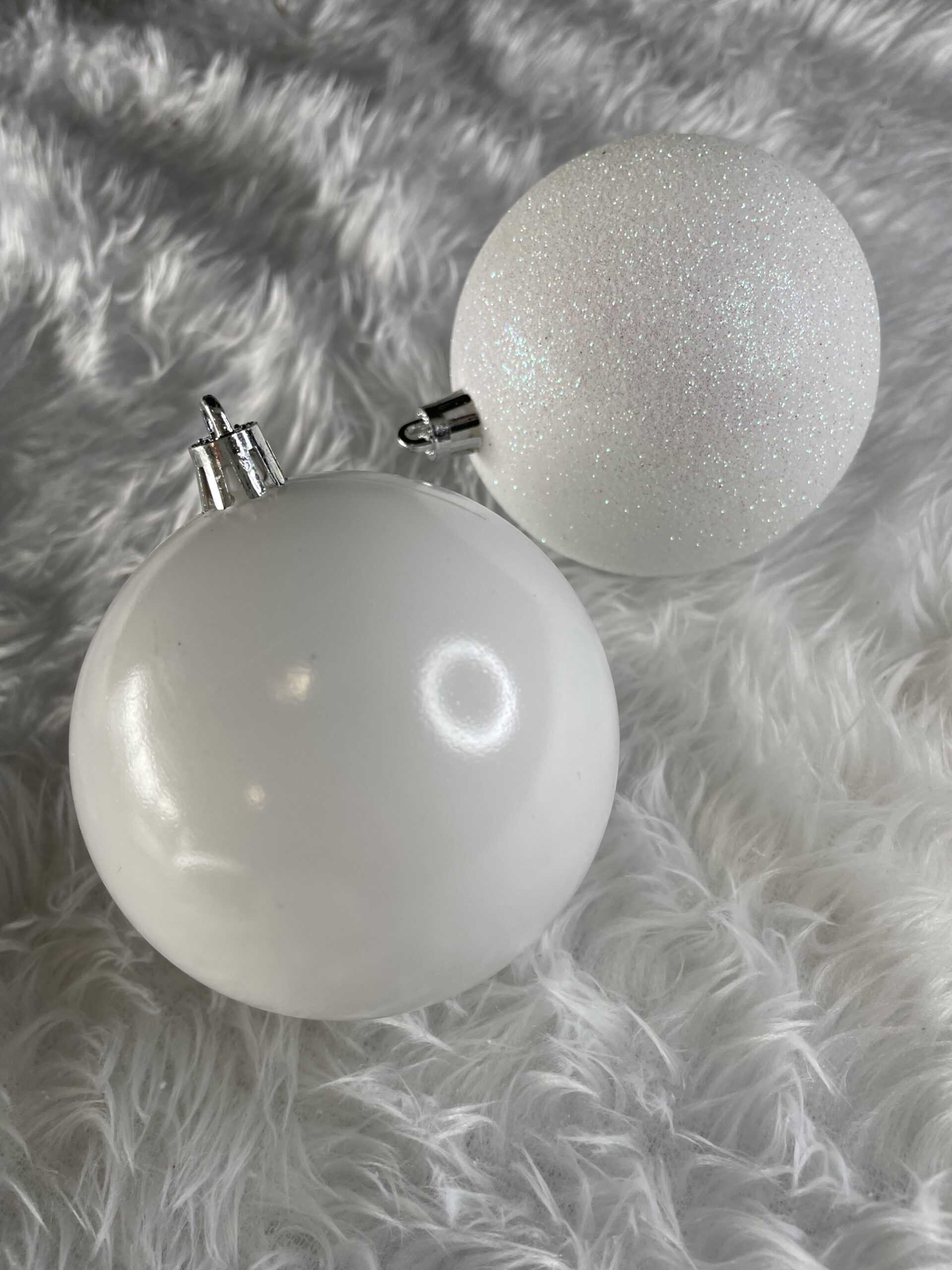 Set globuri de Craciun, 30 bucati, 8cm, 6 modele, alb [25]