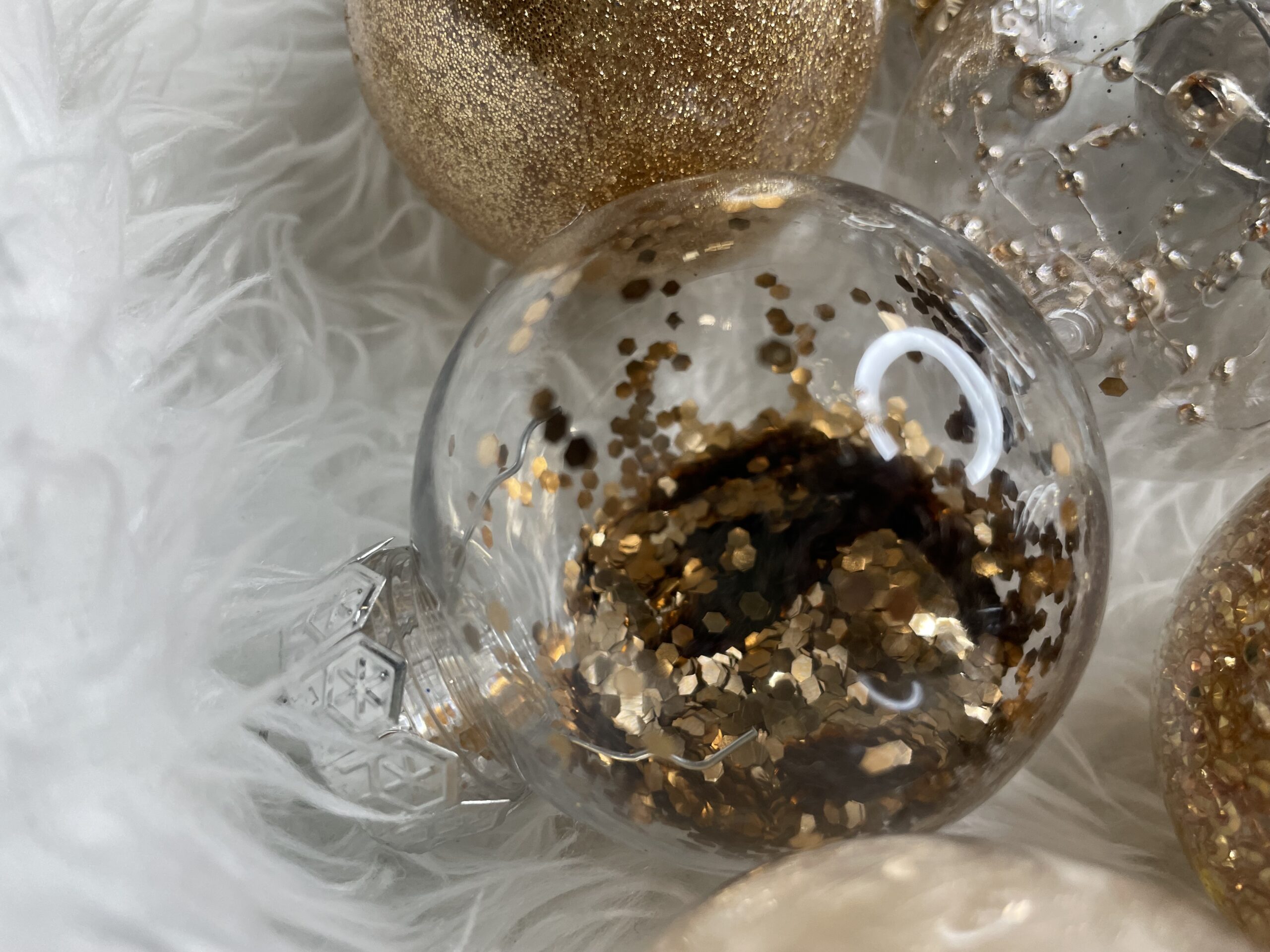 Set globuri de Craciun Inedit, 30 bucati, 6cm, transparente si auriu [33]