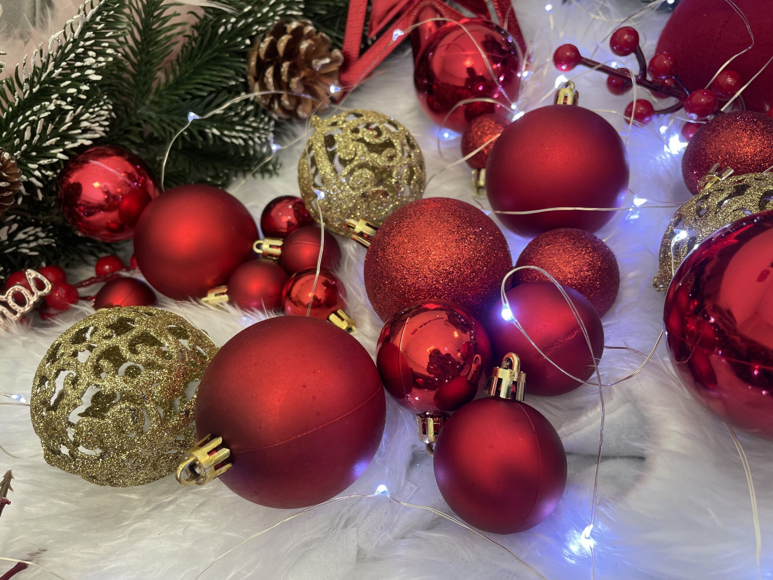 Set globuri de Craciun, 100 bucati, 3-6cm, rosu auriu [13]