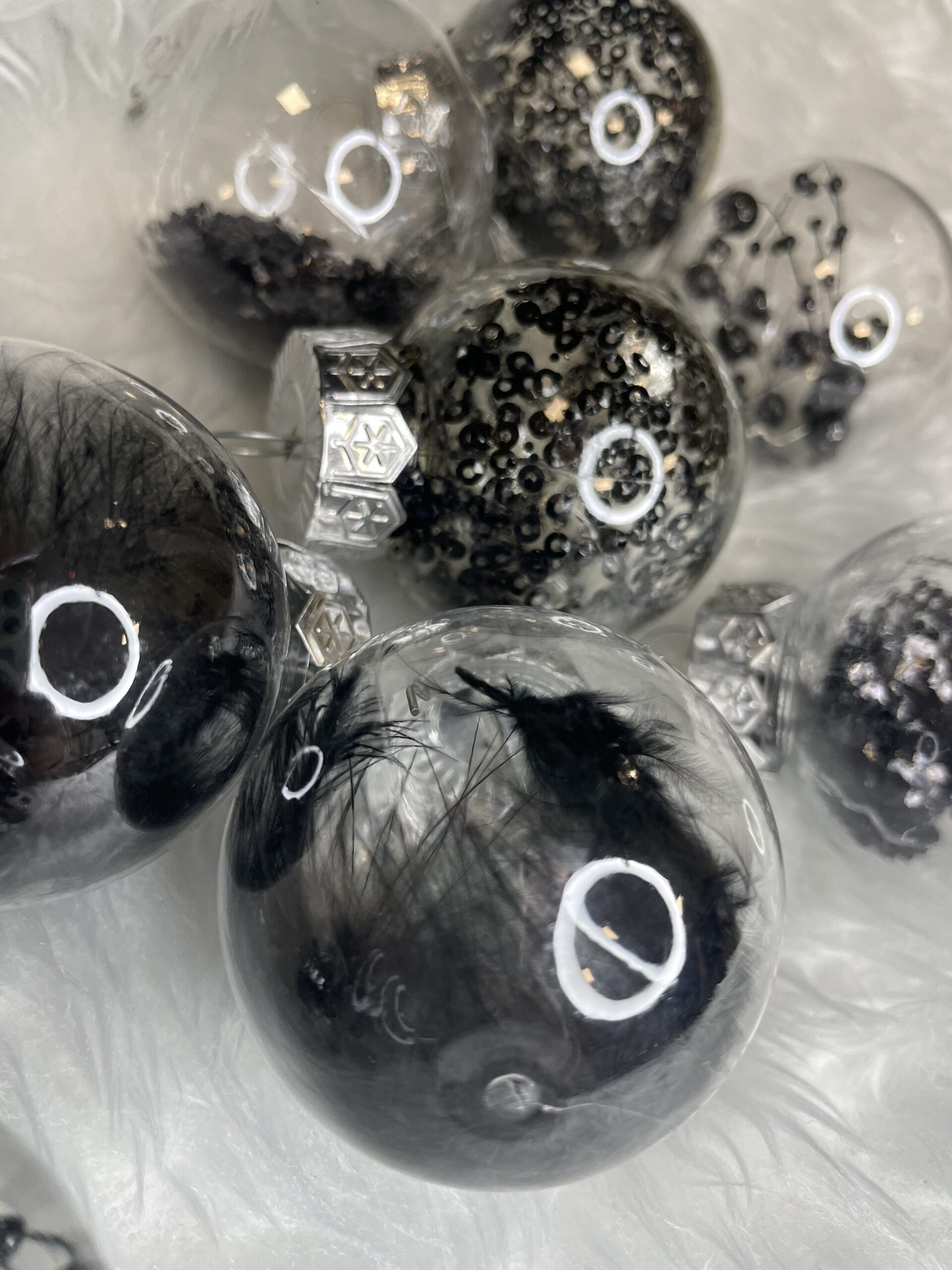 Set globuri de Craciun Inedit, 24 bucati, 5cm, transparente cu interior negru [27]