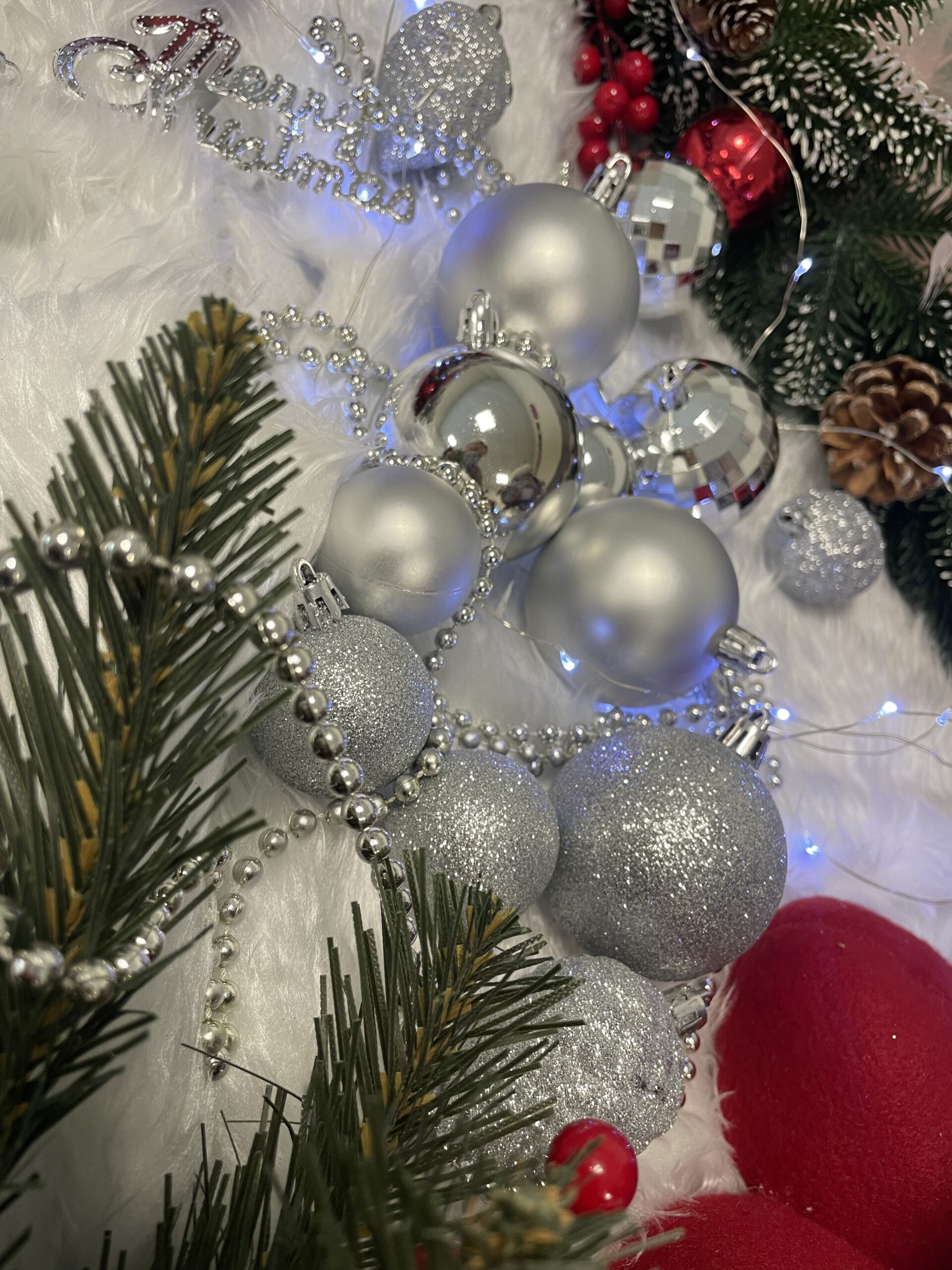 Set globuri si decoratiuni de Craciun, 51 piese, diverse dimensiuni, argintiu [20]