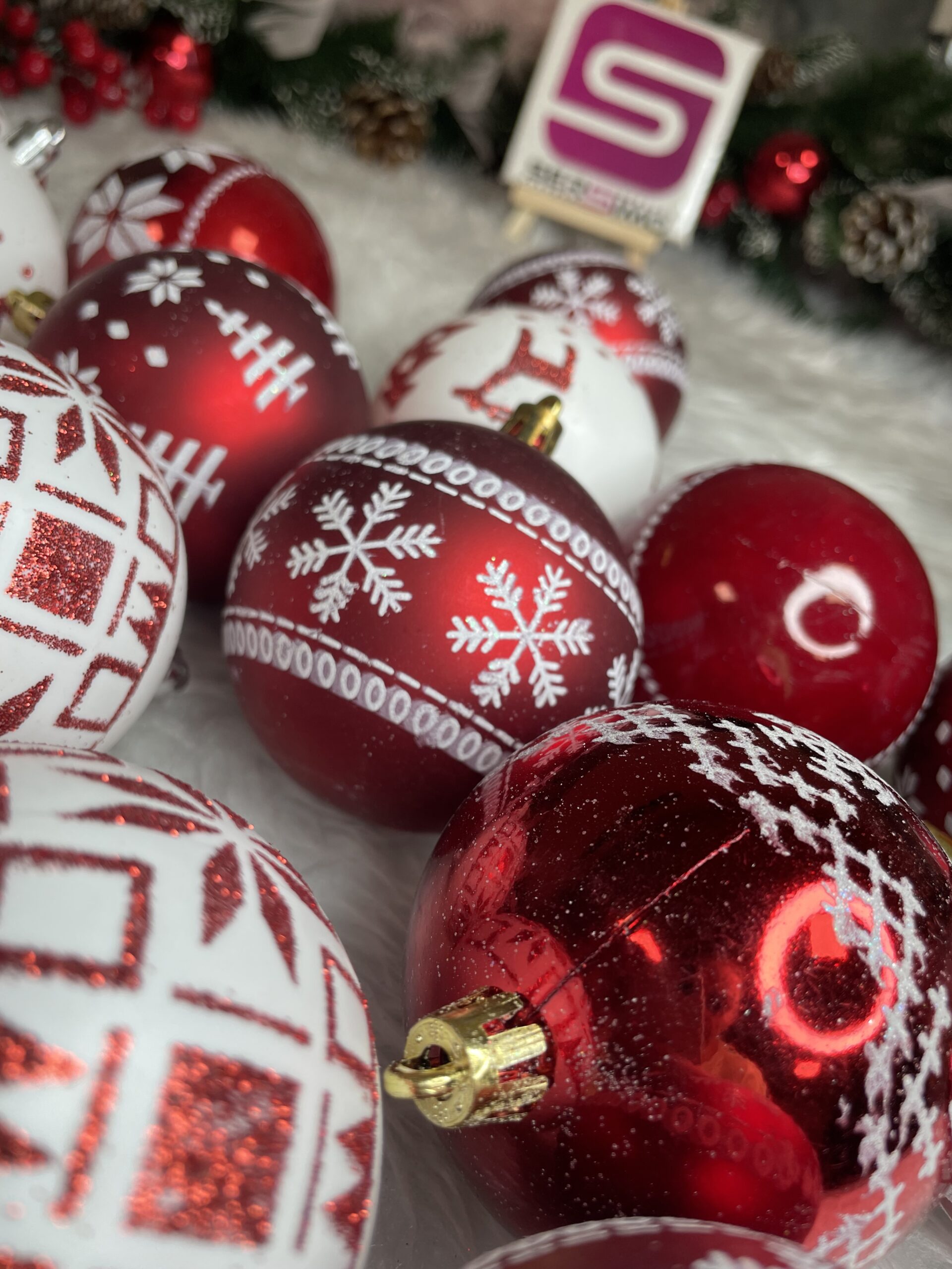 Set globuri de Craciun cu modele de sarbatori, 30 bucati, 7cm, alb rosu [11]