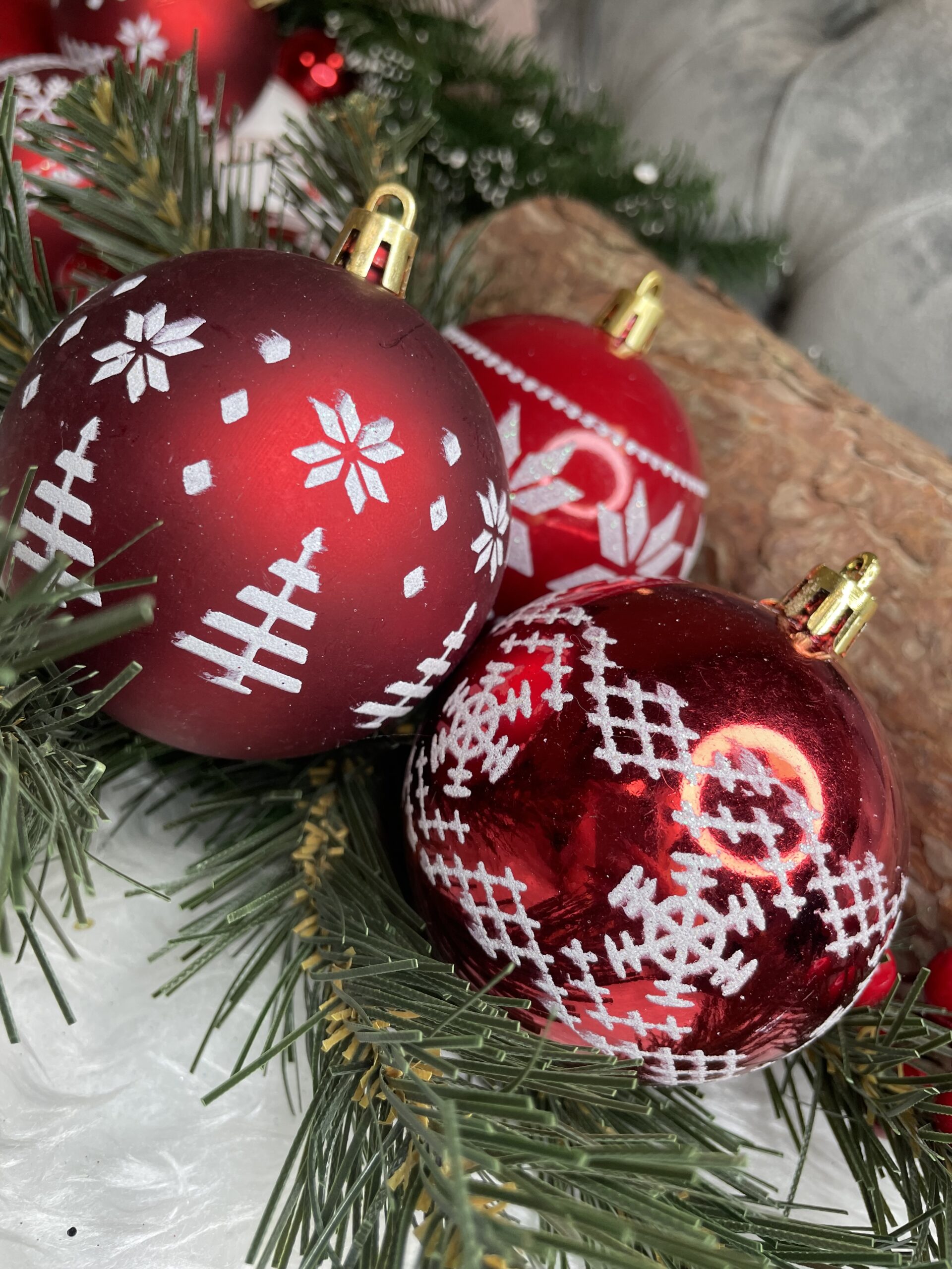 Set globuri de Craciun cu modele de sarbatori, 30 bucati, 7cm, alb rosu [18]