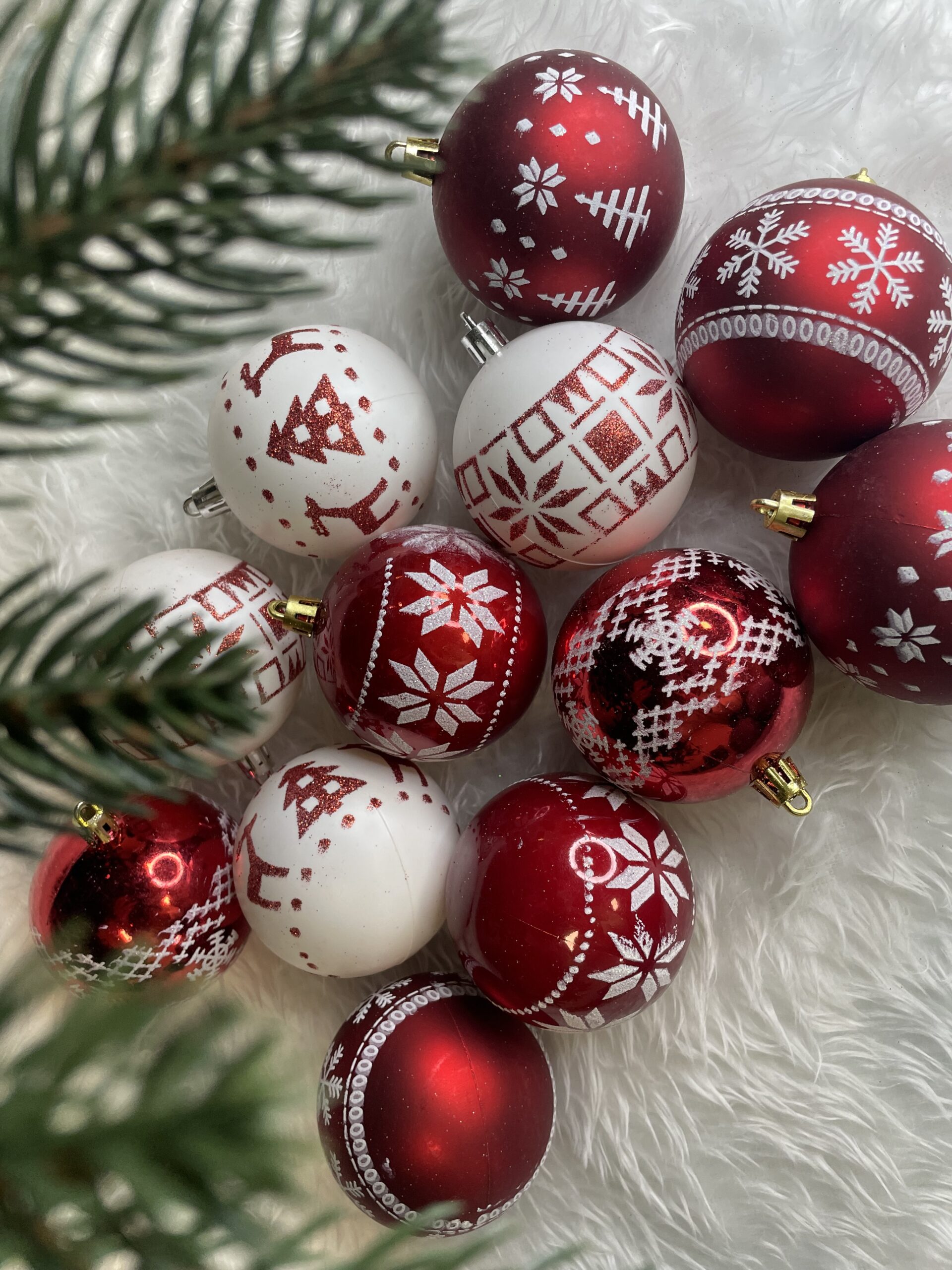 Set globuri de Craciun cu modele de sarbatori, 30 bucati, 7cm, alb rosu [20]