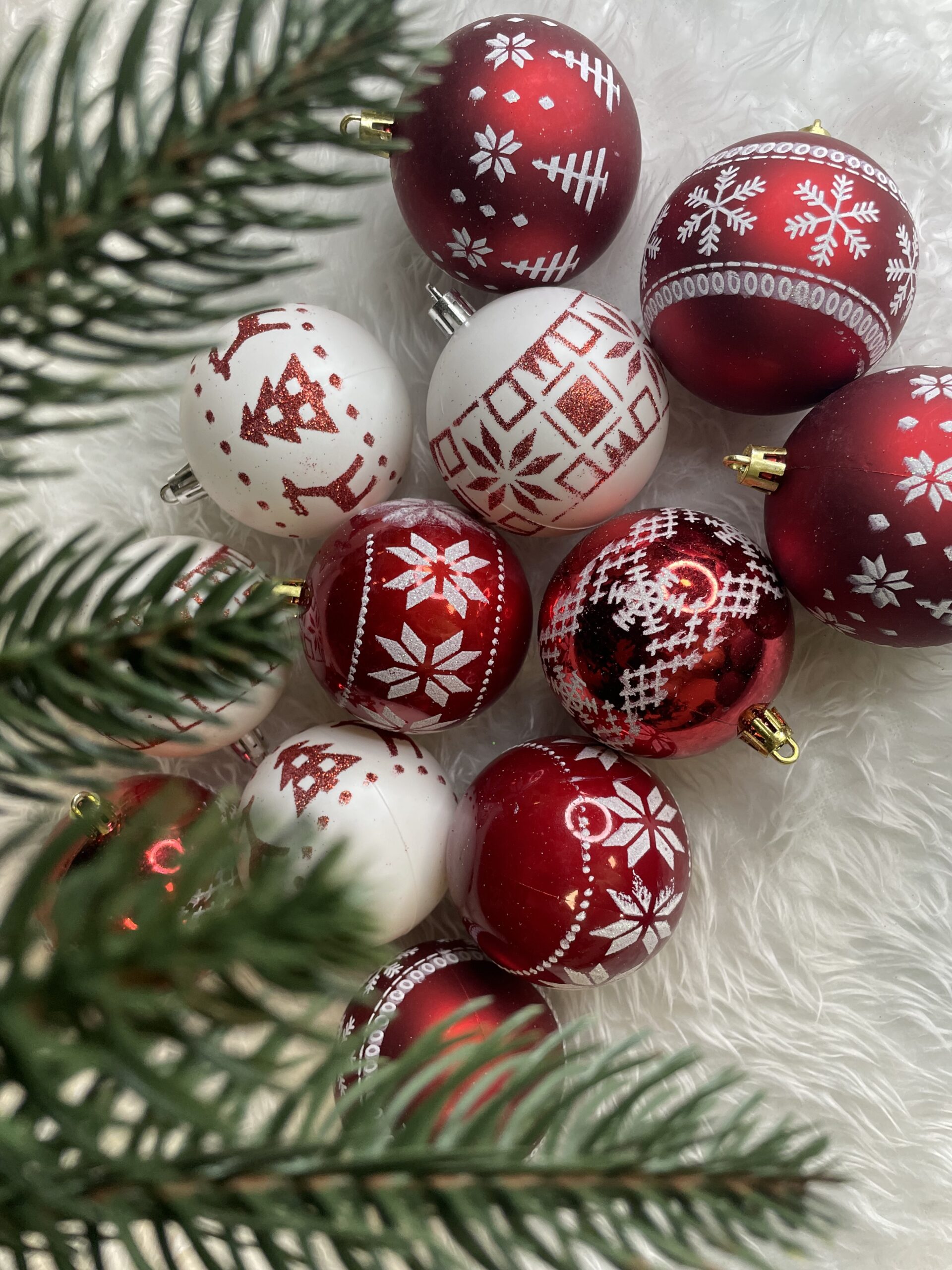 Set globuri de Craciun cu modele de sarbatori, 30 bucati, 7cm, alb rosu [21]