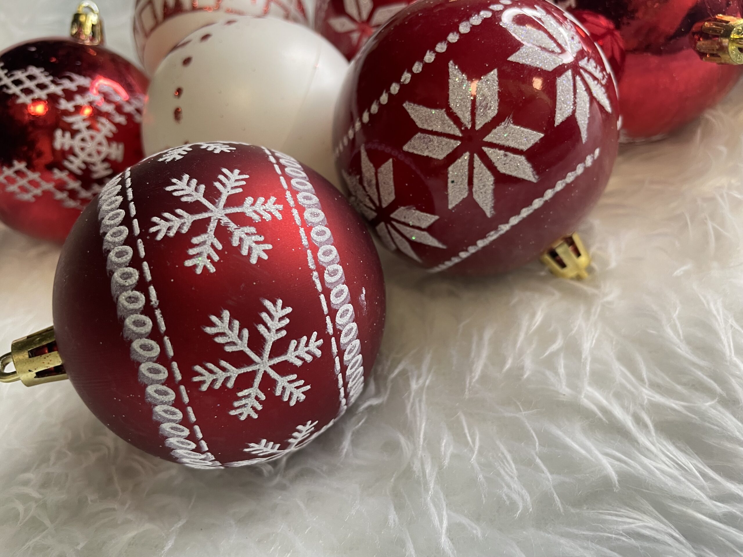 Set globuri de Craciun cu modele de sarbatori, 30 bucati, 7cm, alb rosu [22]