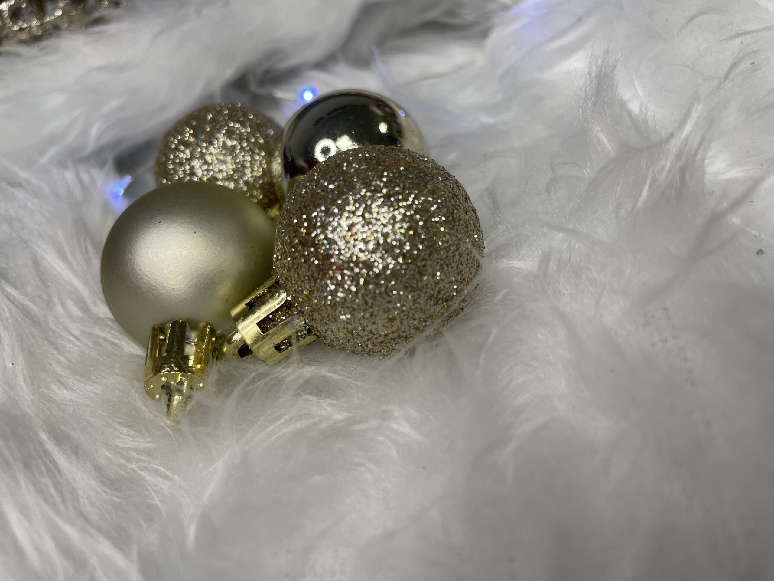 Set globuri de Craciun, 100 bucati, 3-6cm, auriu [11]