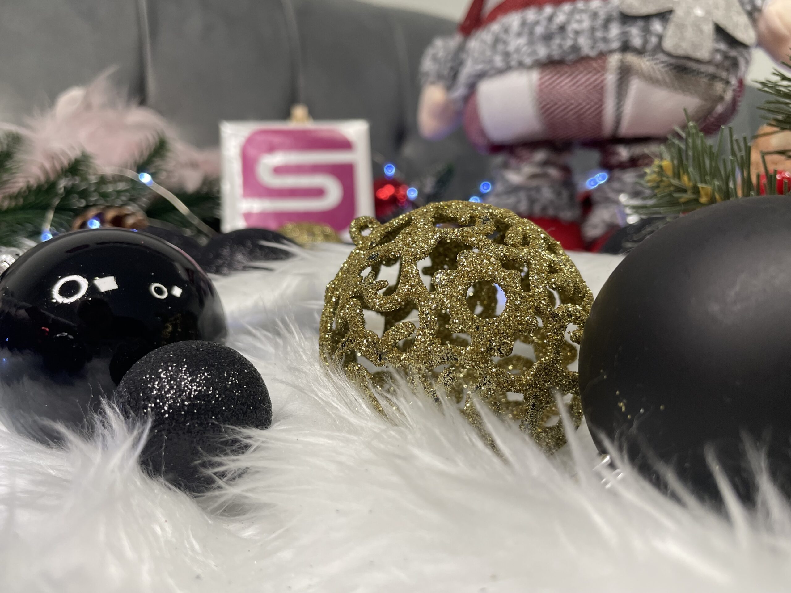 Set globuri de Craciun, 100 bucati, 3-6cm, negru auriu [16]