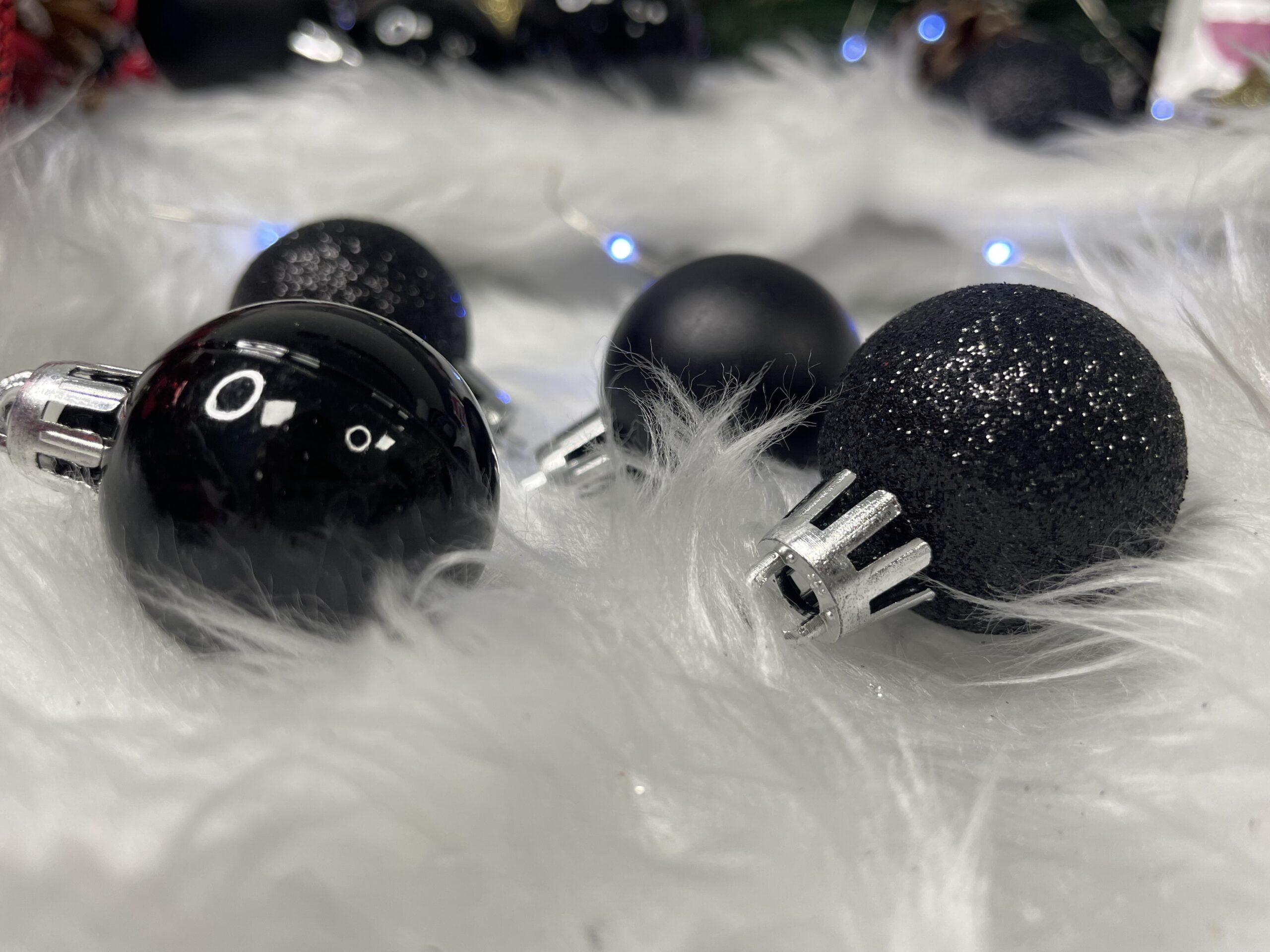 Set globuri de Craciun, 100 bucati, 3-6cm, negru auriu [22]